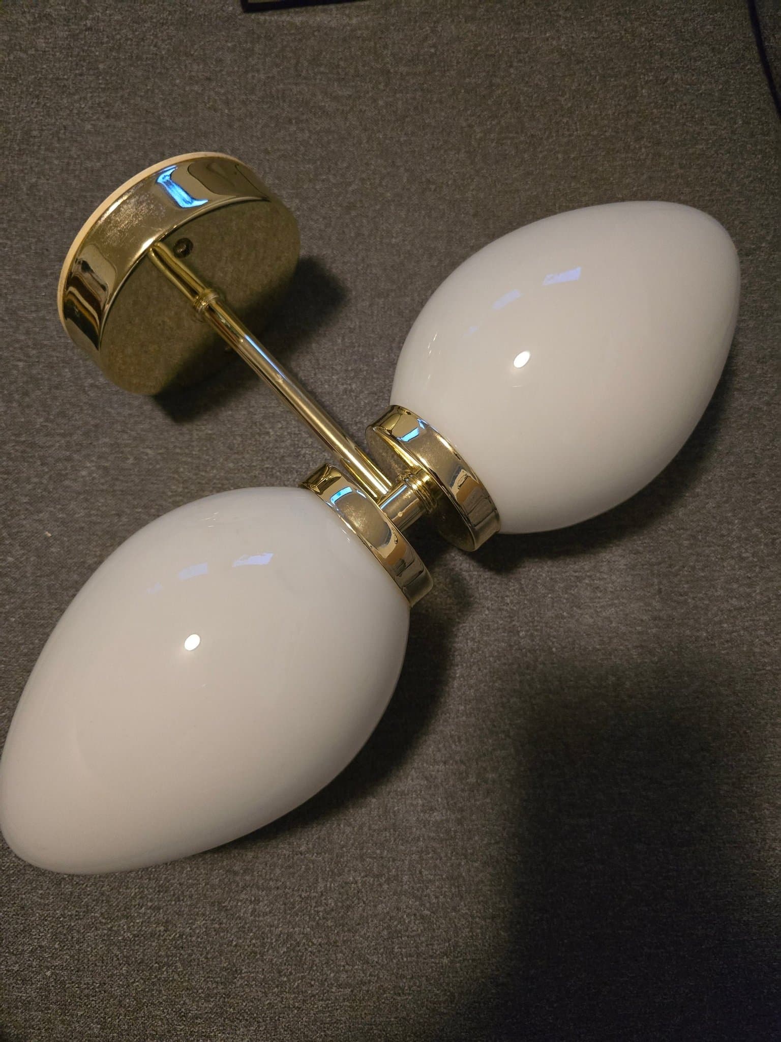 Vägglampa Markslöjd med två kupor i glas