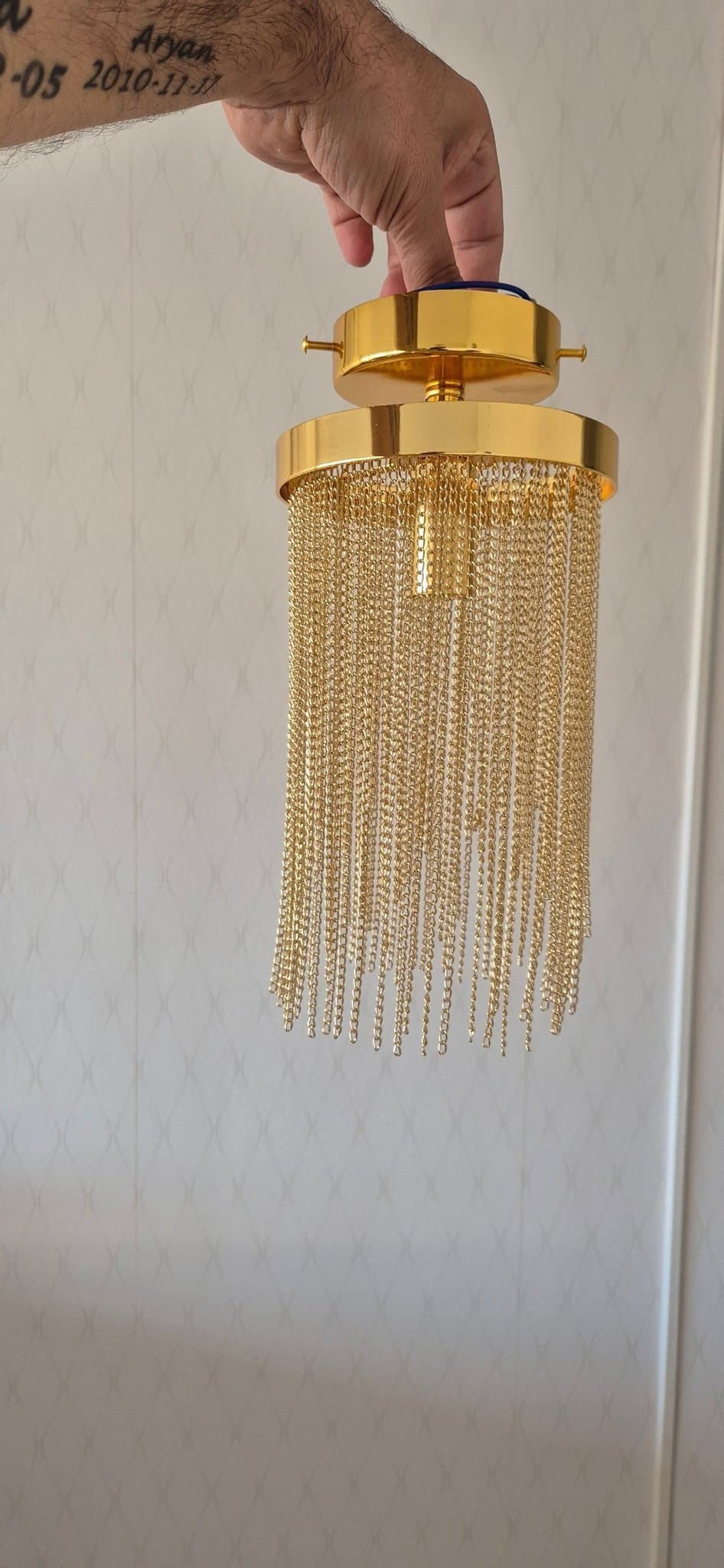 Elegant Taklampa med Guldfärgade Kedjor