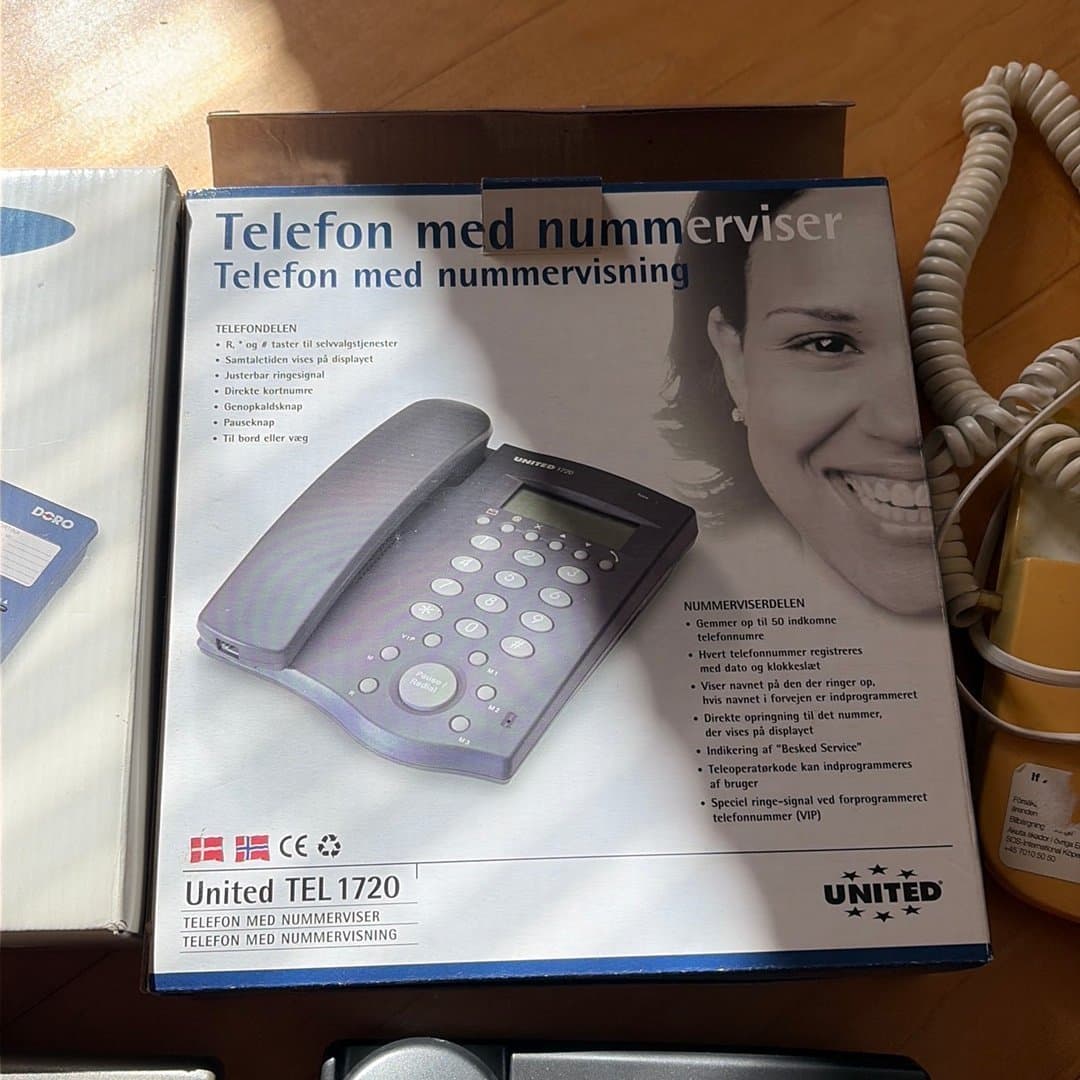 Bords- och väggtelefoner