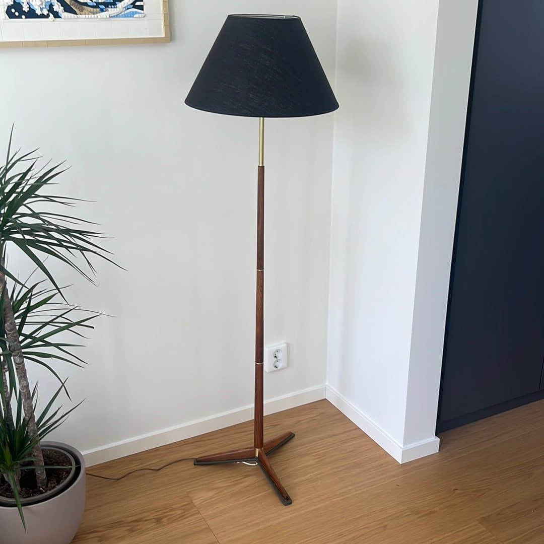 Retro Golvlampa i teak och mässing med svart skärm