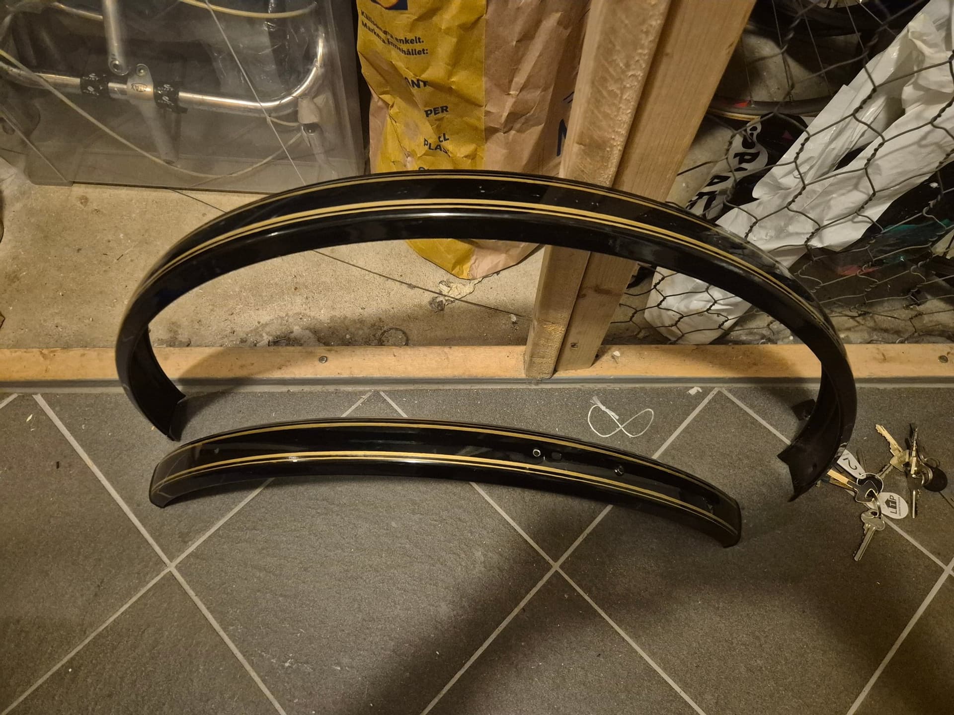 Stänkskärmar till cykel, svarta med guldränder