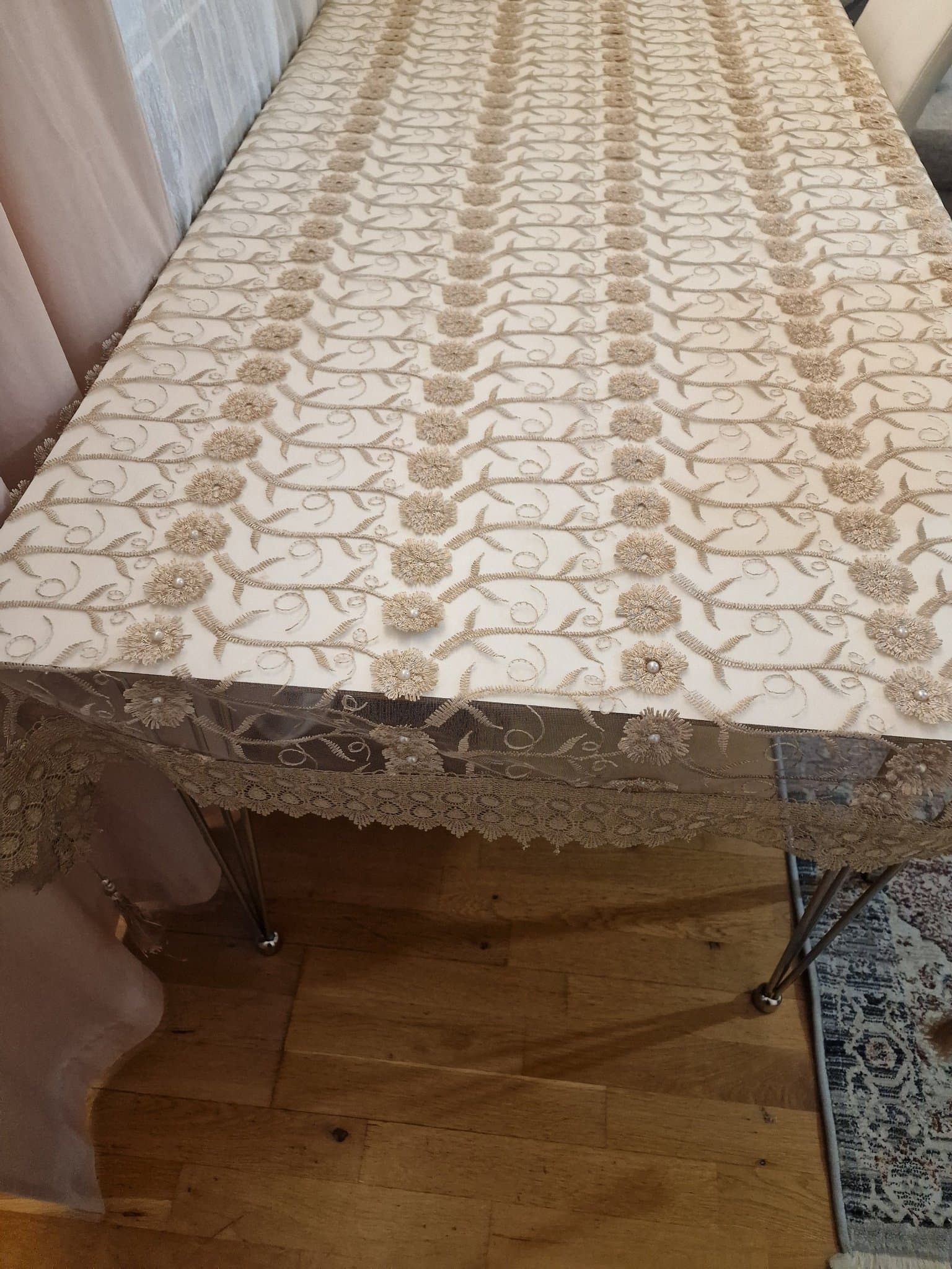 Bordsduk med broderade blommor