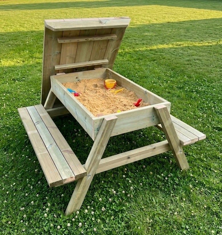 Sandlåda med bänkar