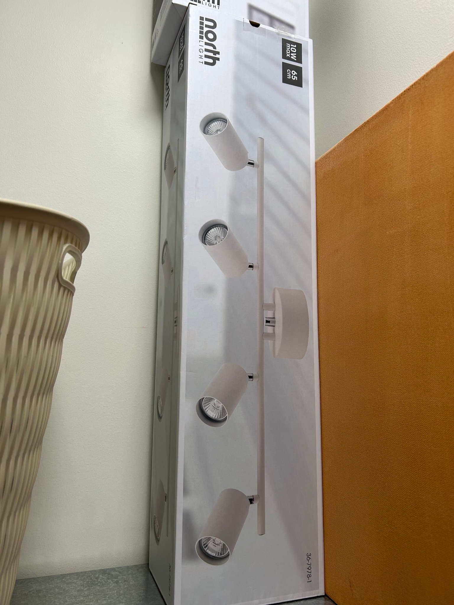 Taklampa med 4 spotlights (4 glödlampor ingår)