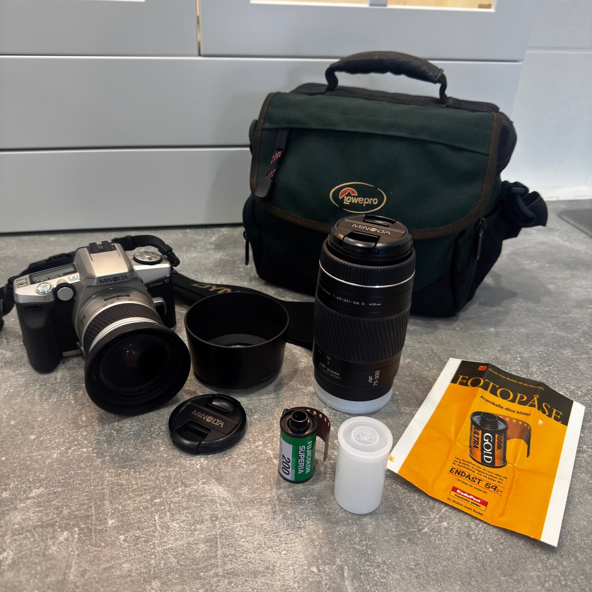 Minolta Dynax 5 Analog Systemkamera + 2 Objektiv AF 28-80 & 75-300