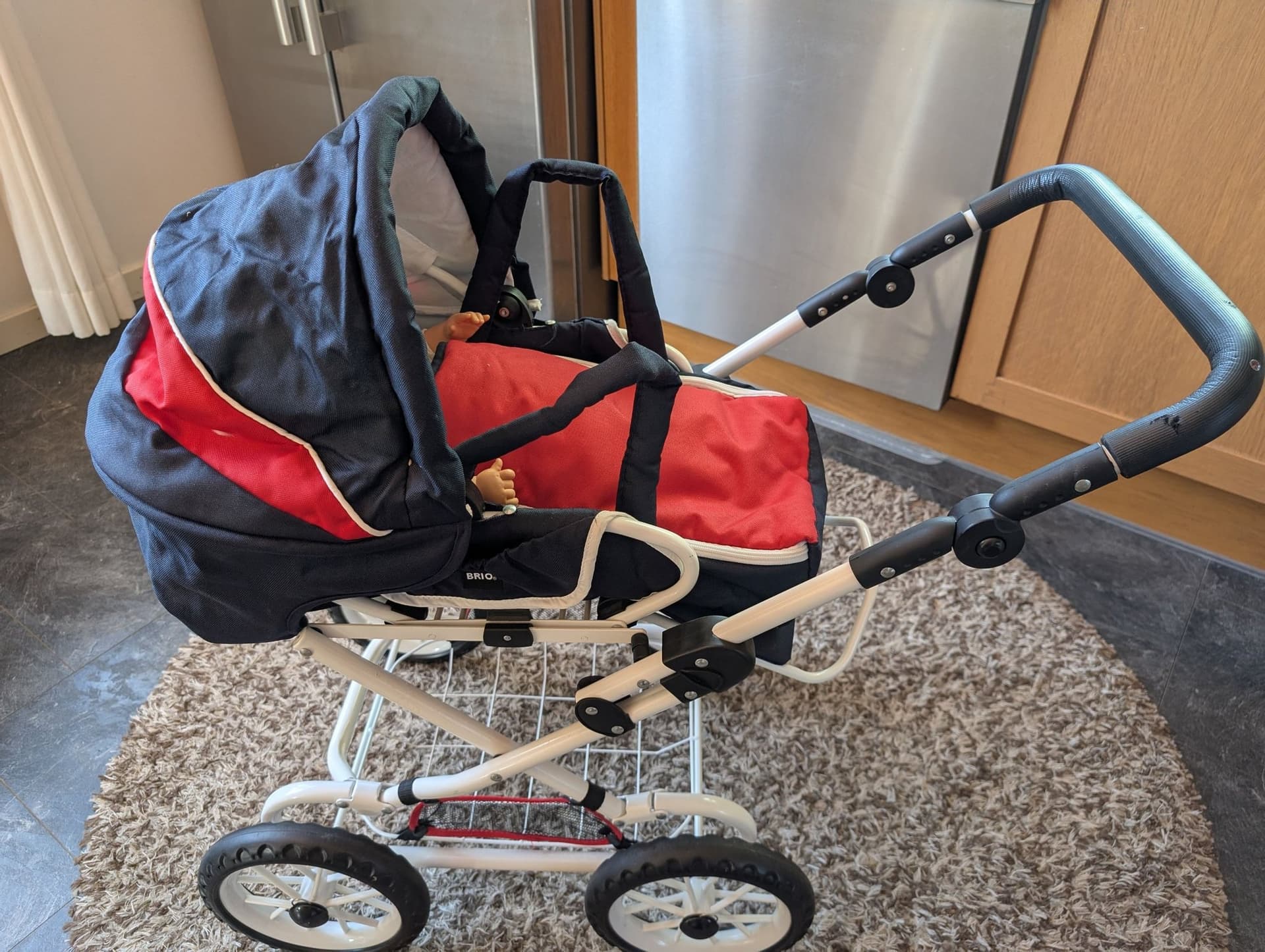 Brio dockvagn med Skrållan docka