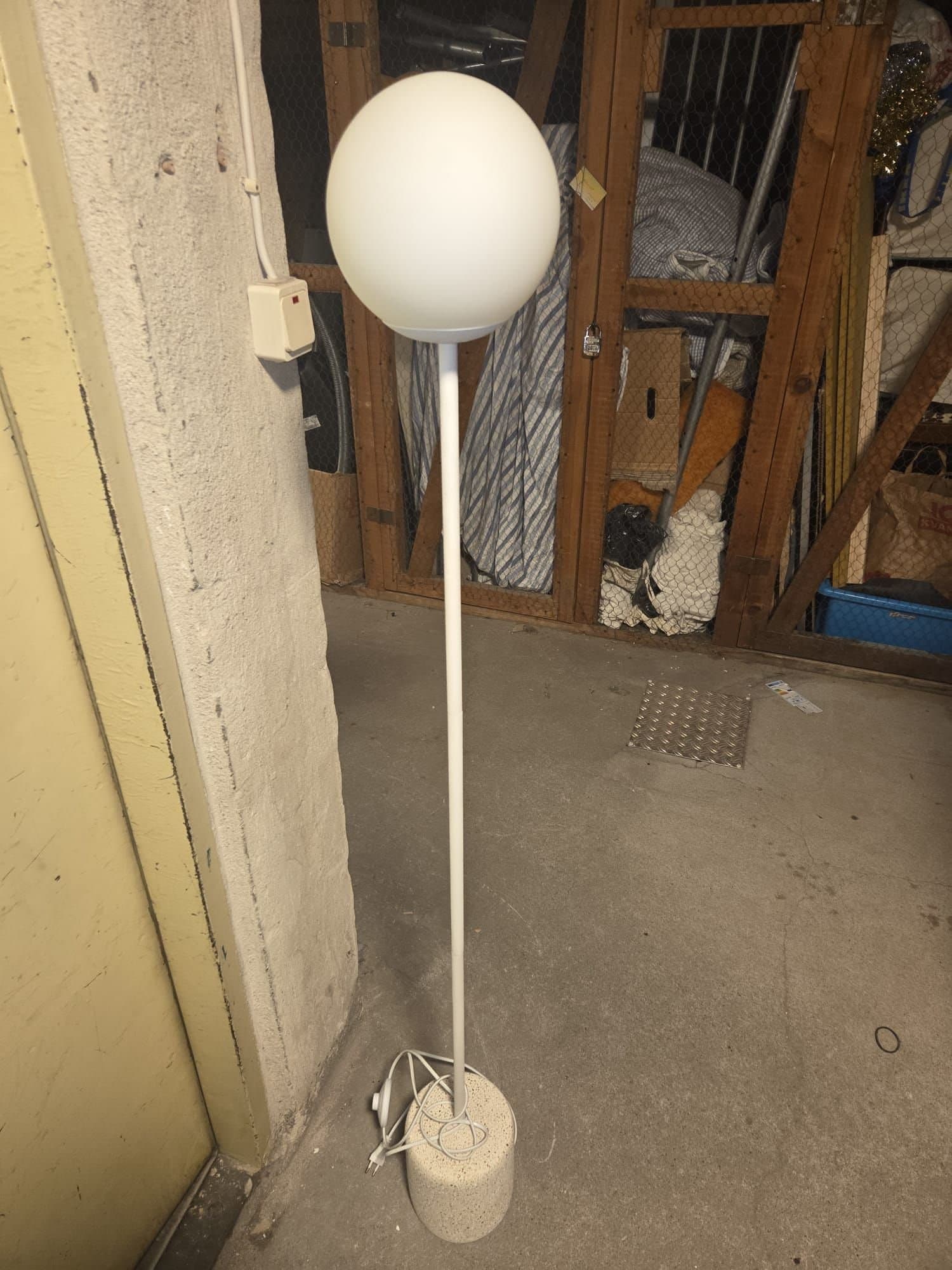 Golvlampa med klotformad kupa och terrazzo-fot