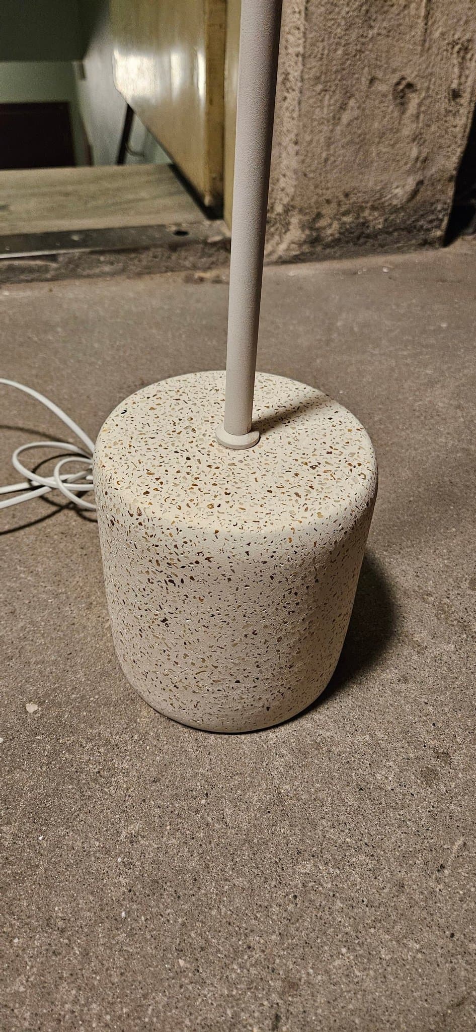 Golvlampa med klotformad kupa och terrazzo-fot