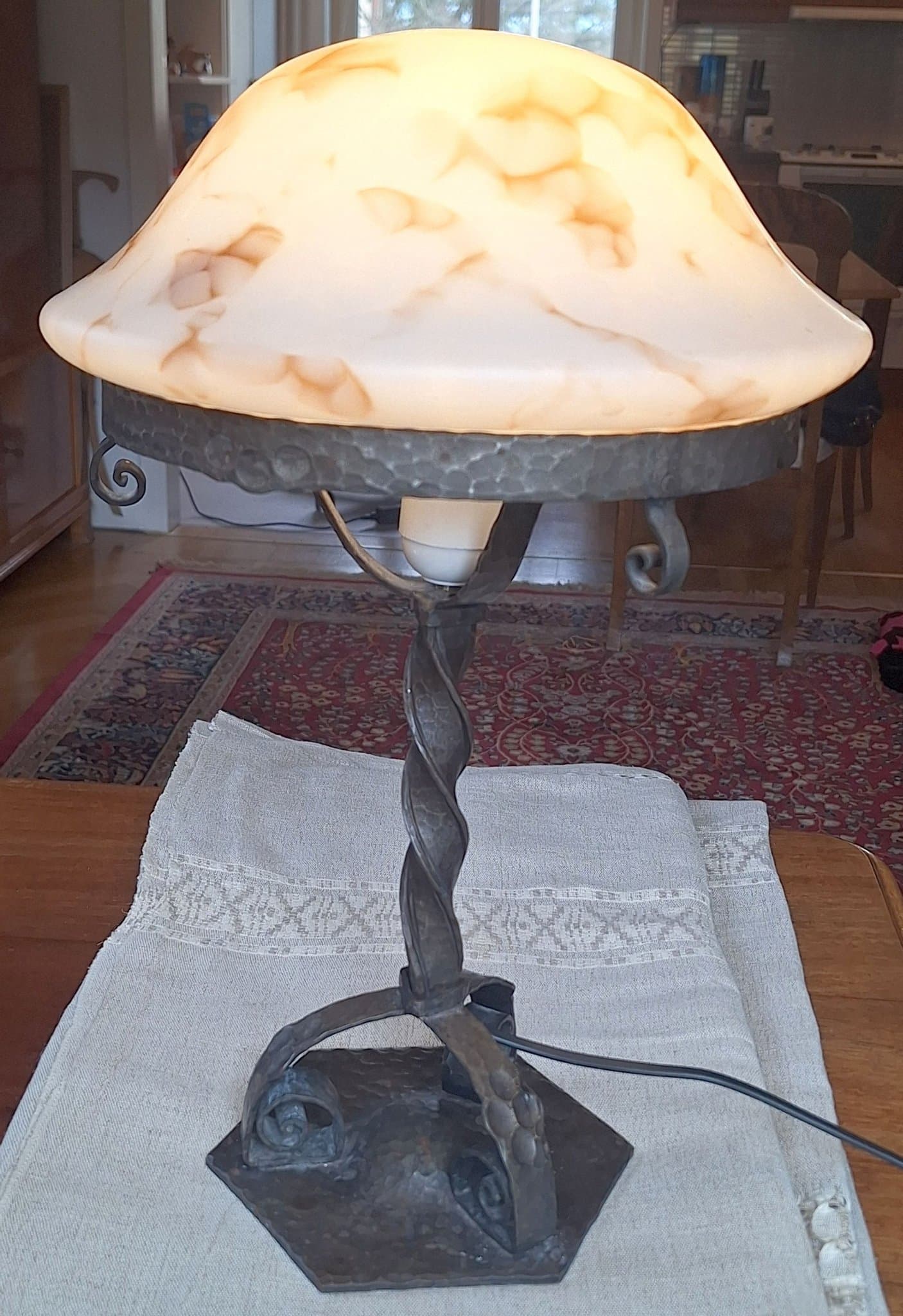 Bordslampa i handgjord i järnsmide med glaskupa - nationalromantisk stil
