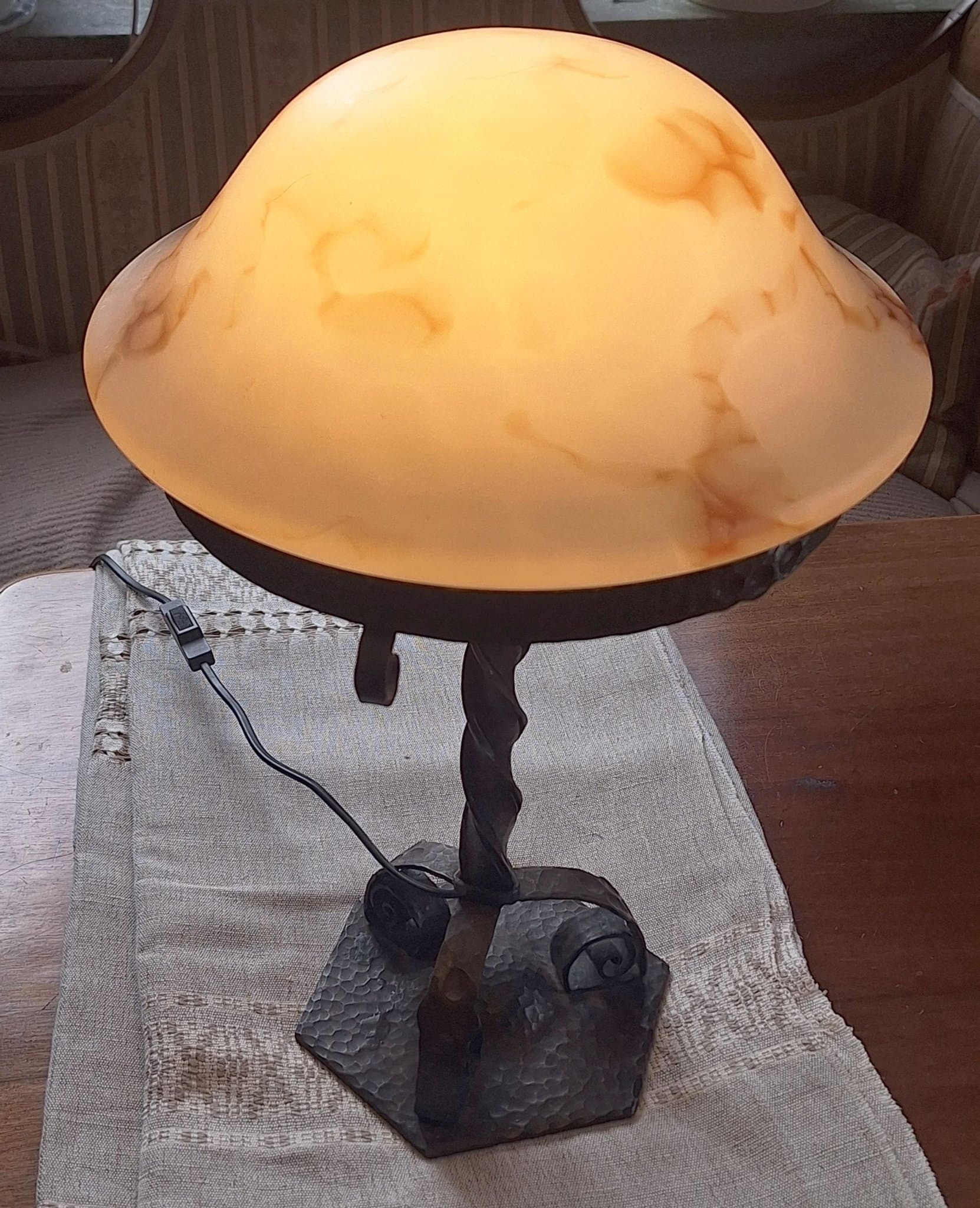 Bordslampa i handgjord i järnsmide med glaskupa - nationalromantisk stil