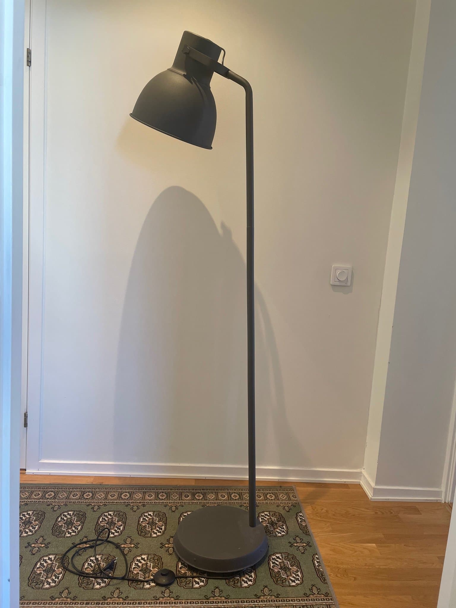 IKEA HEKTAR Golvlampa, mörkgrå