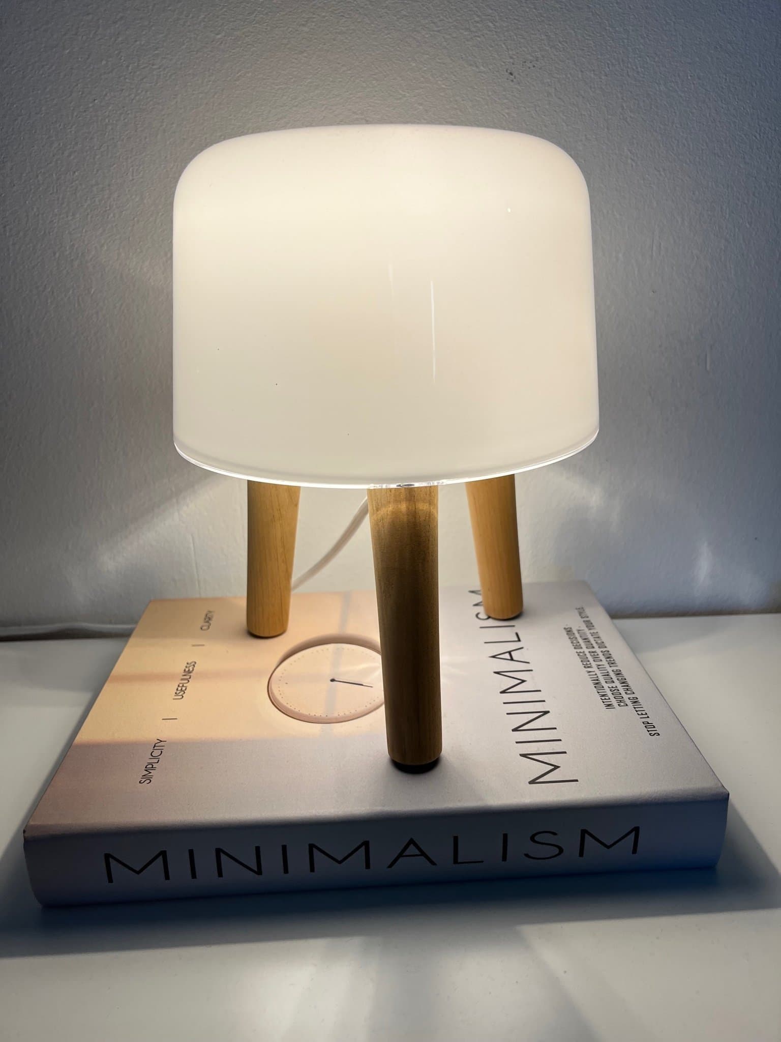 Bordslampa ”Milk”. Design