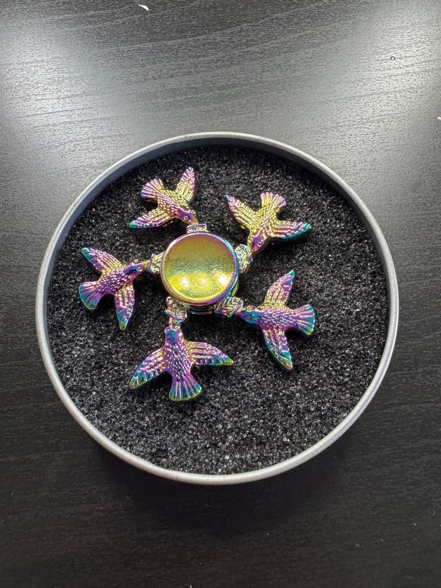 Fidget Spinner i Regnbågsfärger med Fågeldesign