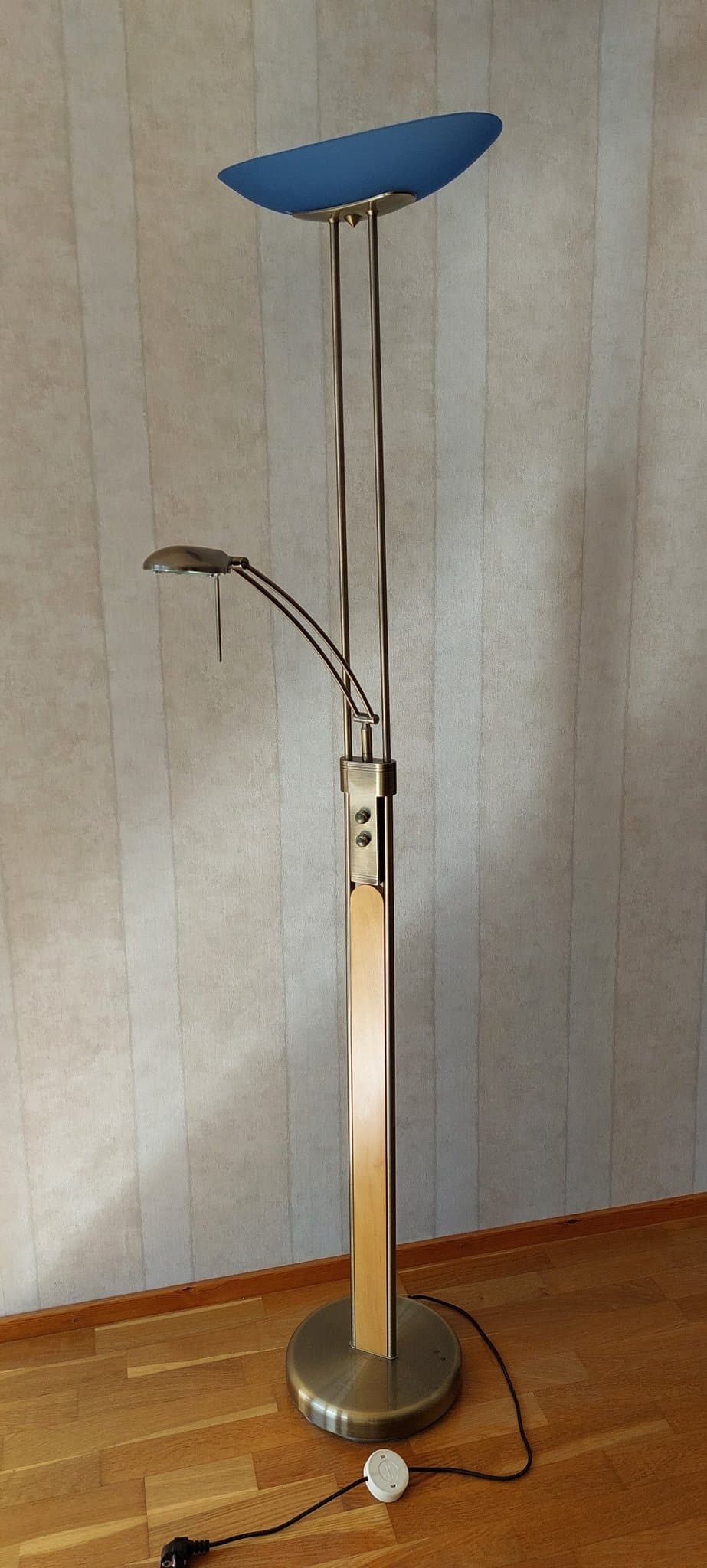 Golvlampa med läslampa
