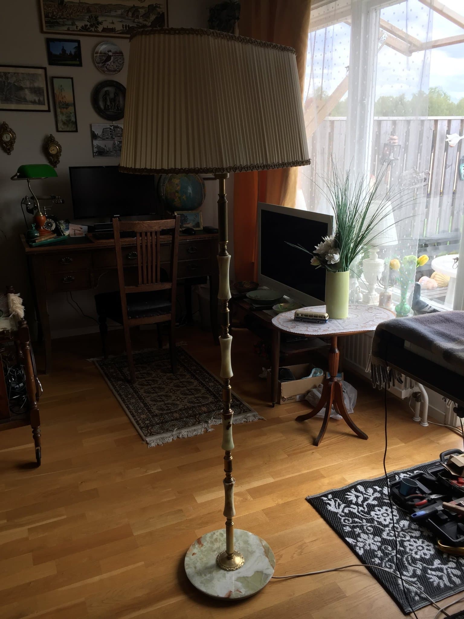 Golvlampa med plisserad skärm