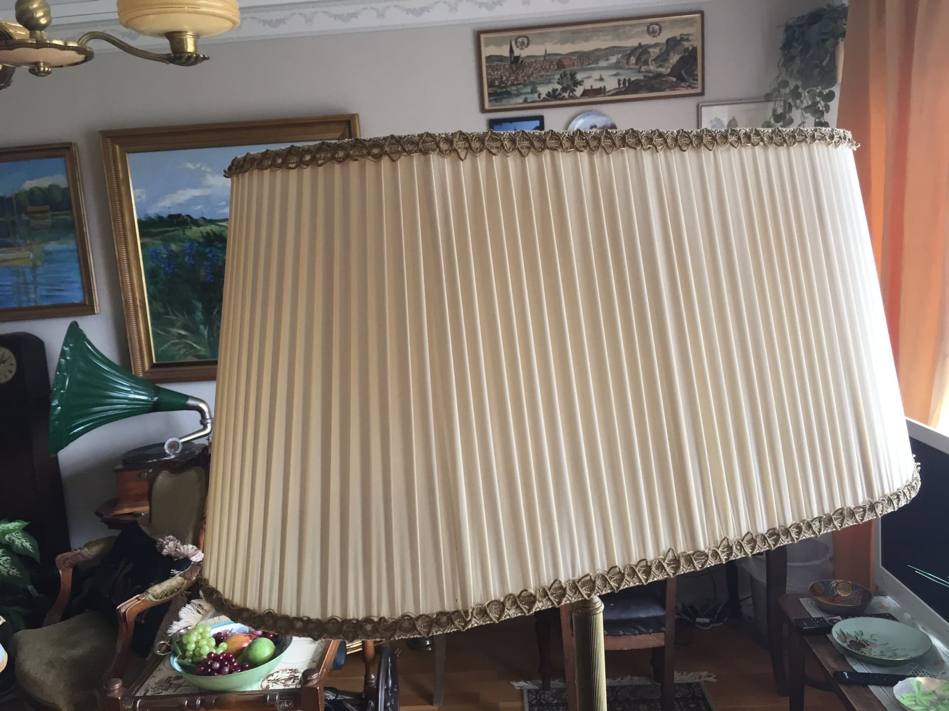 Golvlampa med plisserad skärm