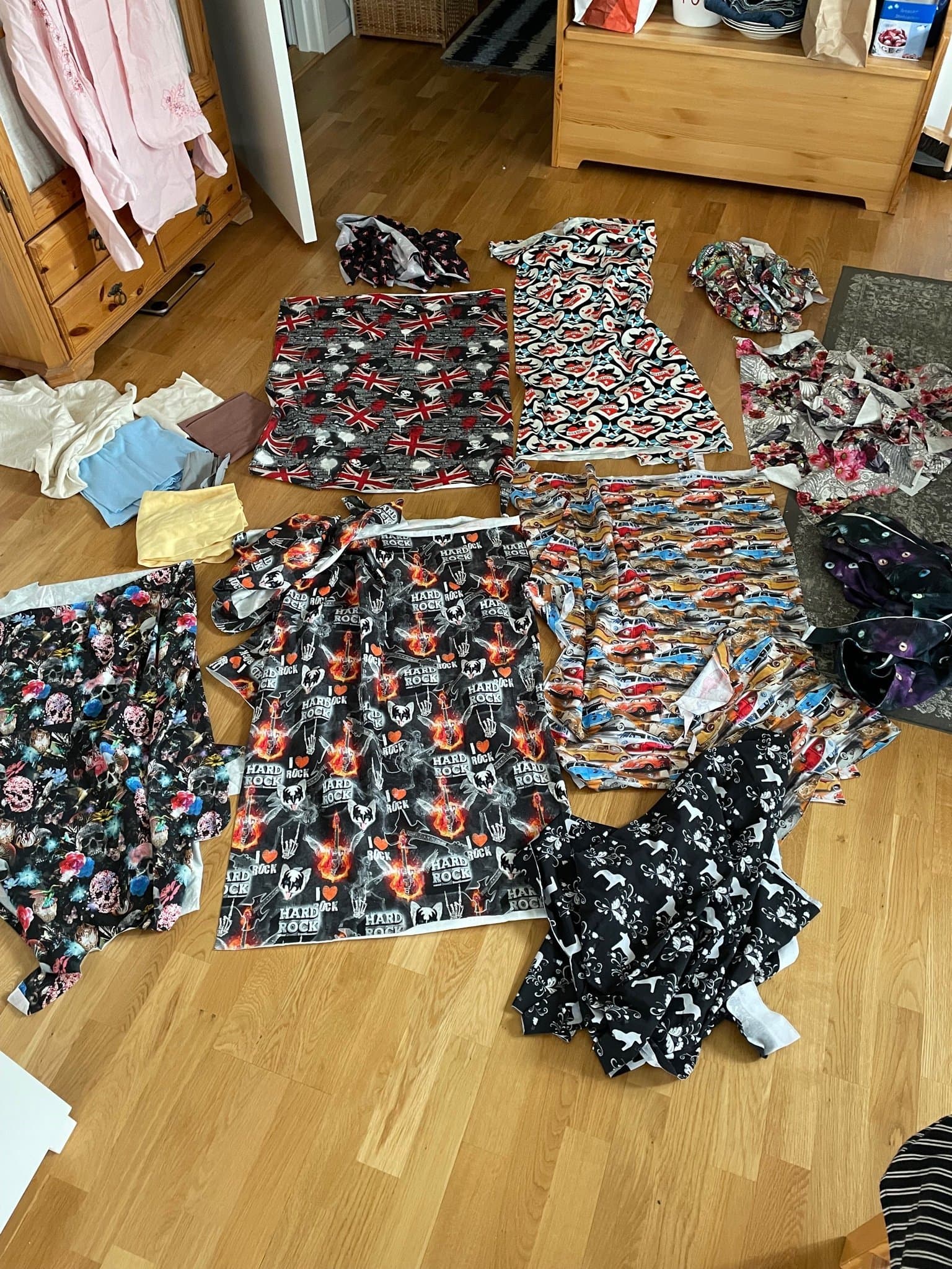 Stort trikå tygparti med blandade mönster och färger
