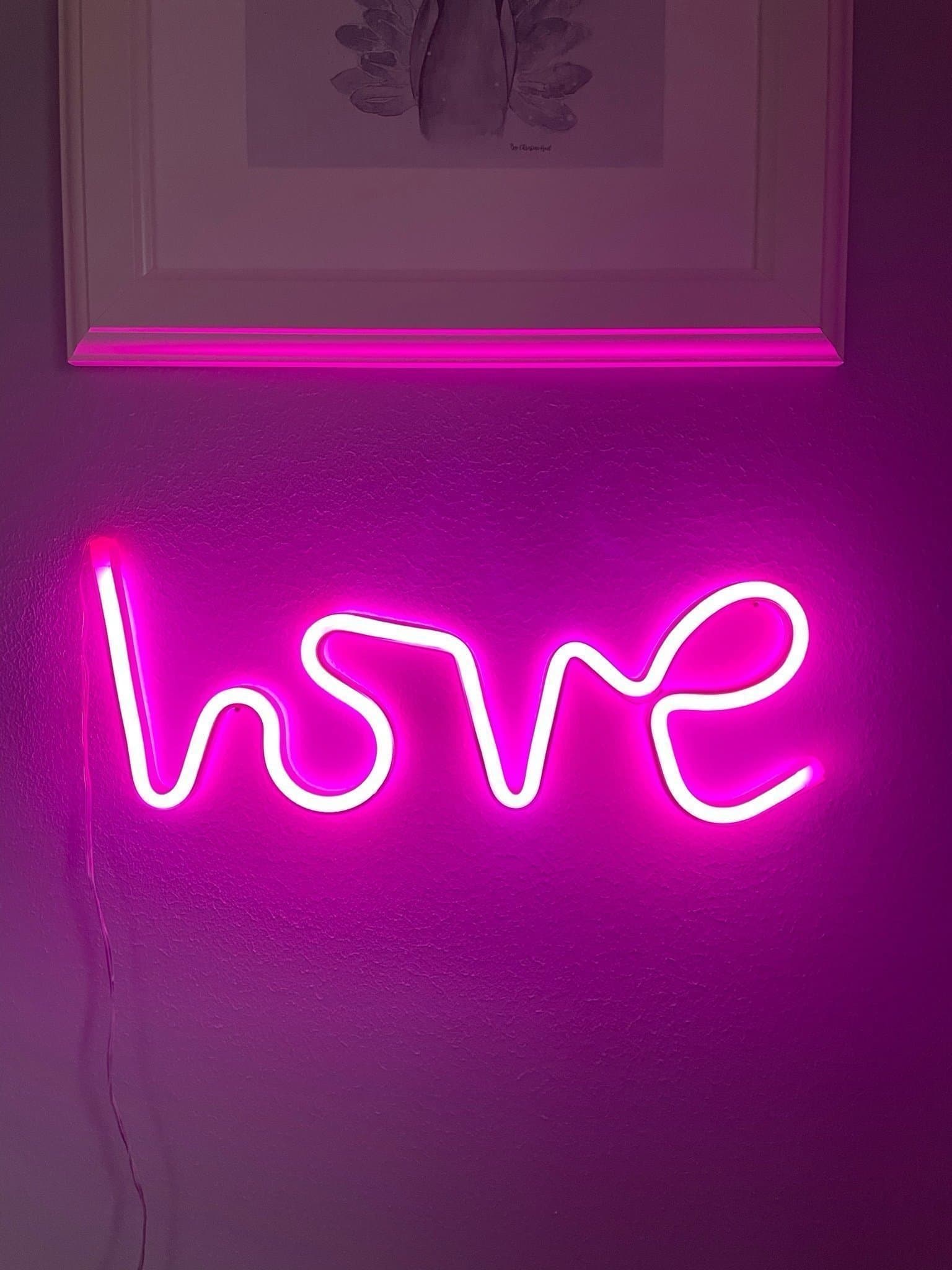 Vägglampa/lampa/neonlampa LOVE från ÅHLENS