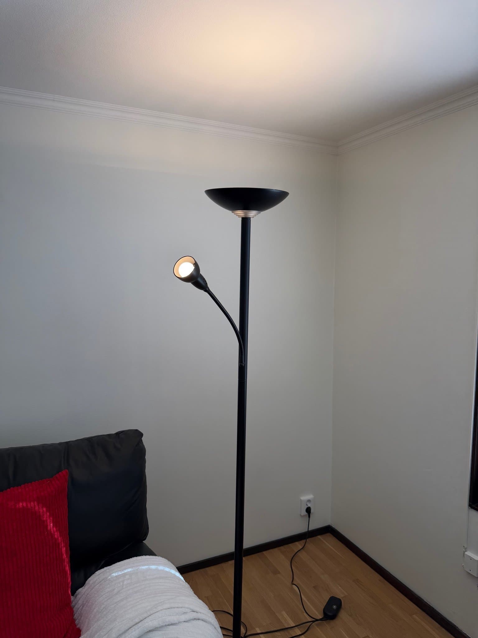 Golvlampa med läslampa