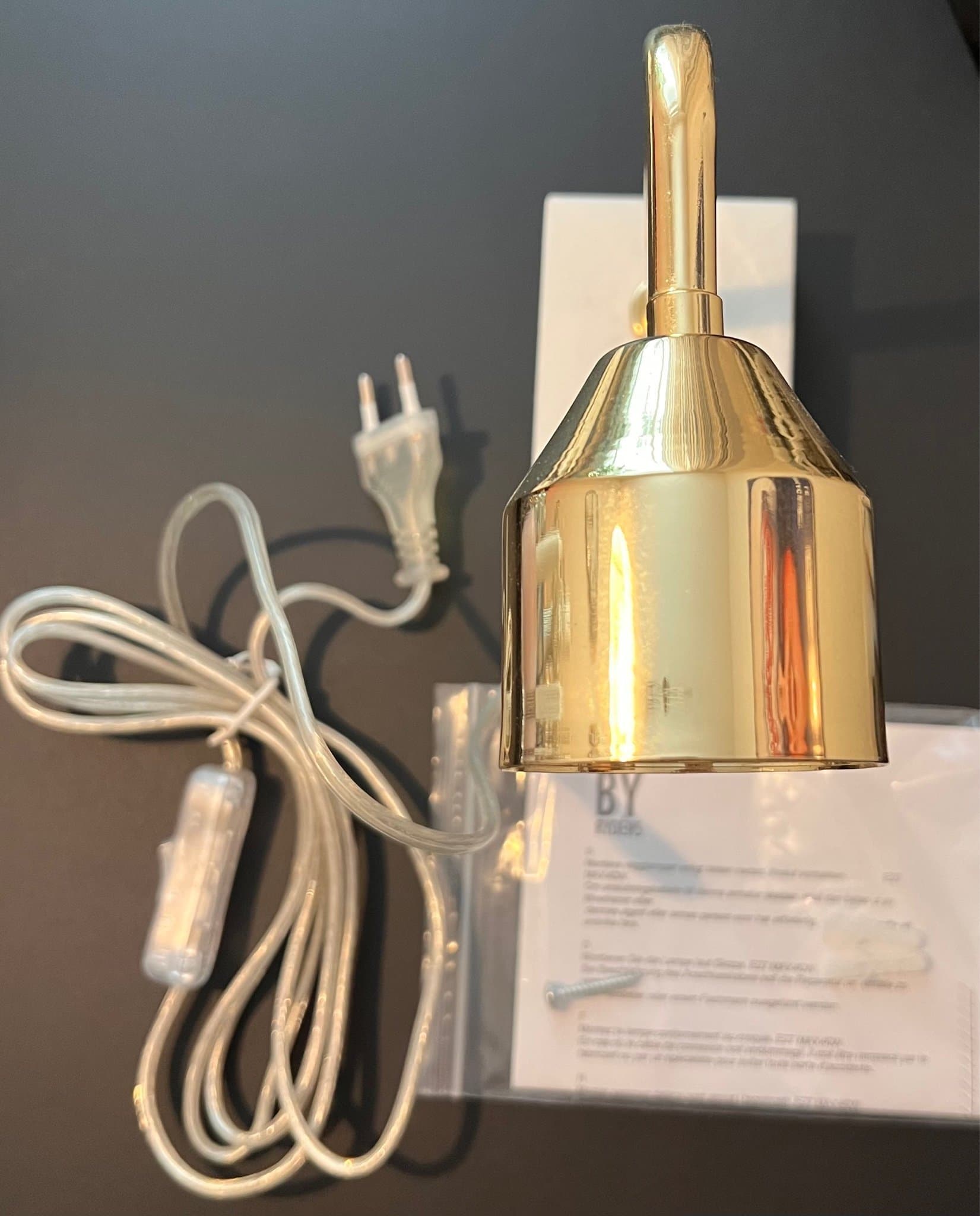 Vägglampa med marmorfäste
