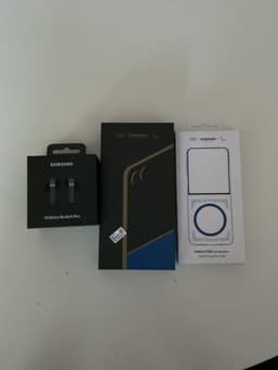 Samsung Galaxy Z Flip7 Olympic Edition med Galaxy Buds4 Pro och skal
