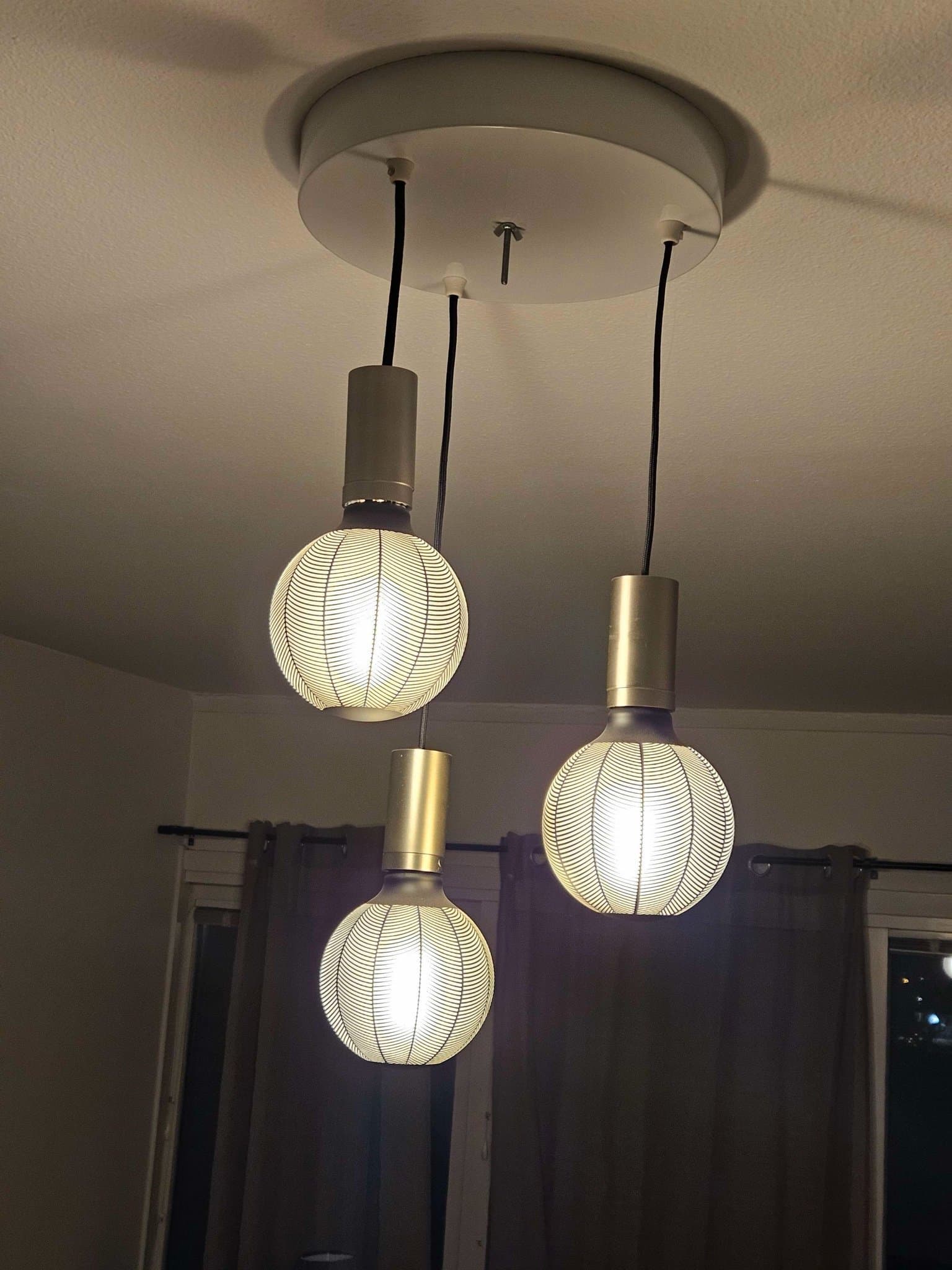 Taklampa med tre ljuskällor