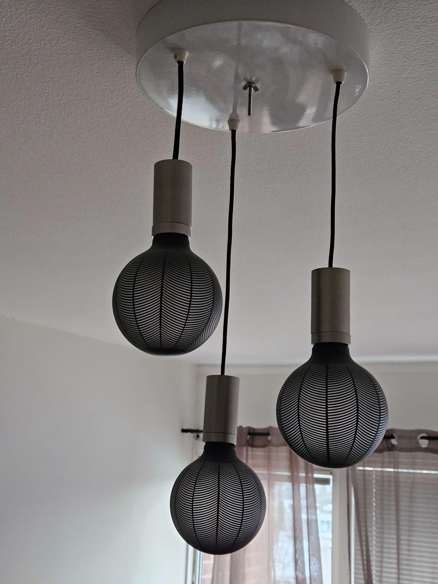 Taklampa med tre ljuskällor
