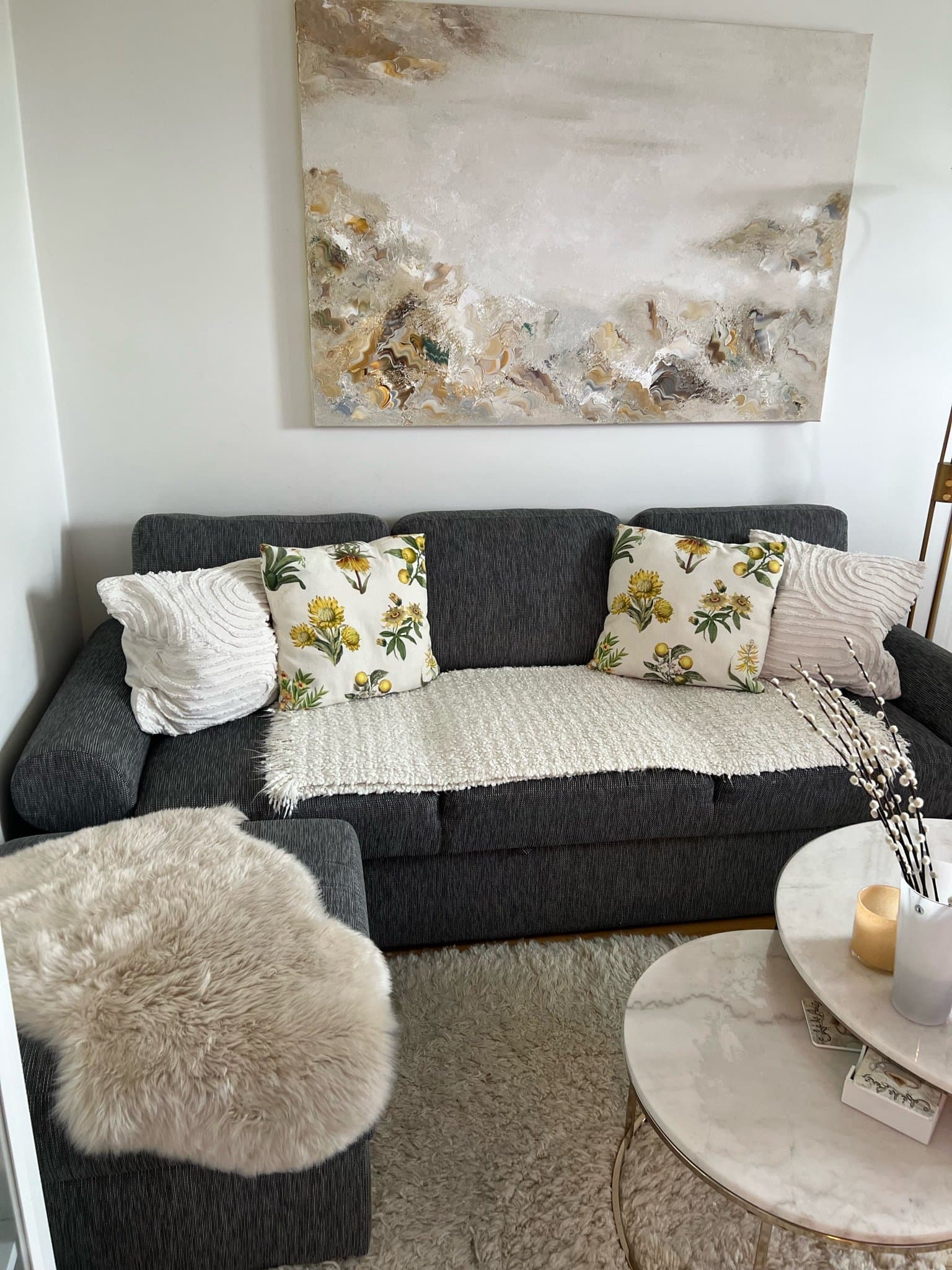 En skön bäddsoffa med divan och förvaring