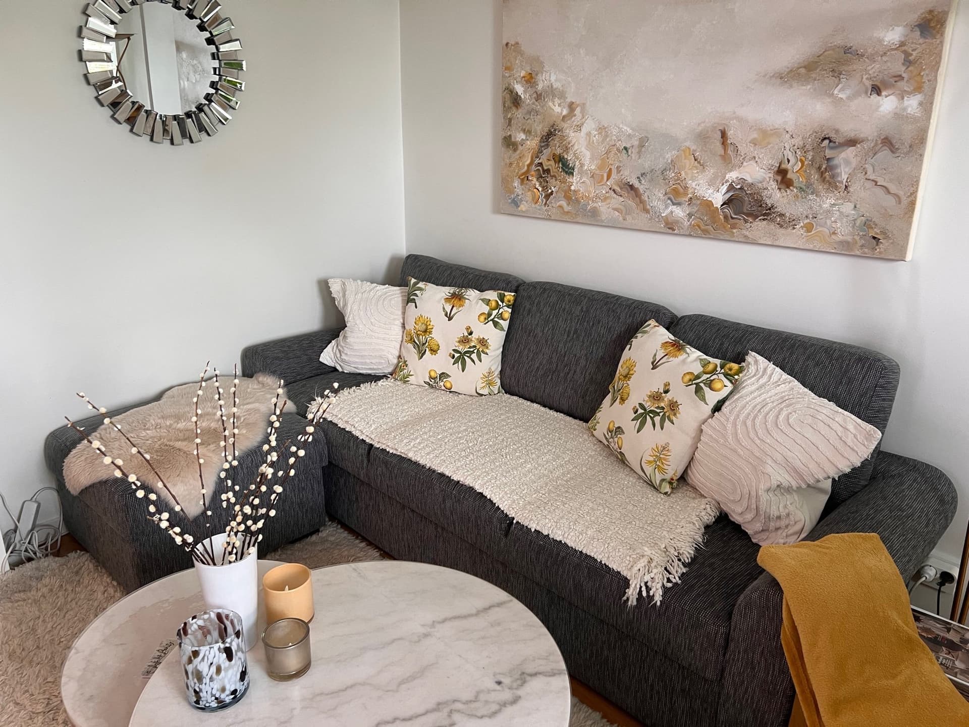 En skön bäddsoffa med divan och förvaring