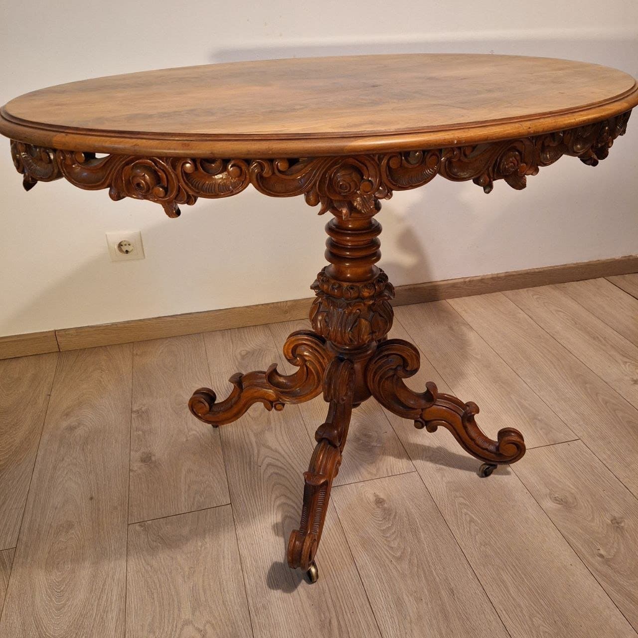 Antikt bord -Antikt salongsbord / soffbord i valnöt, nyrokoko, 1800-tal