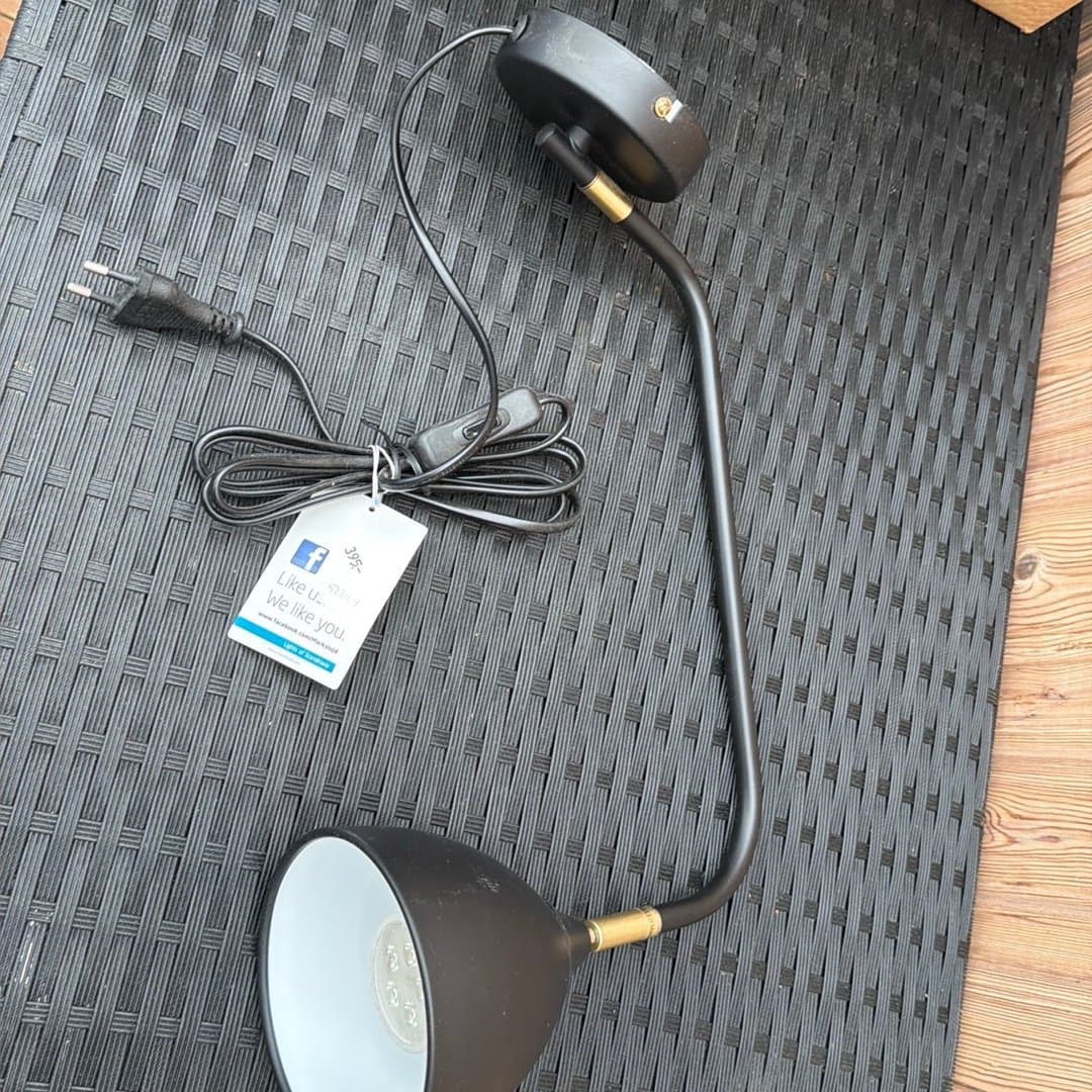 Vägglampa svart med LED-lampa