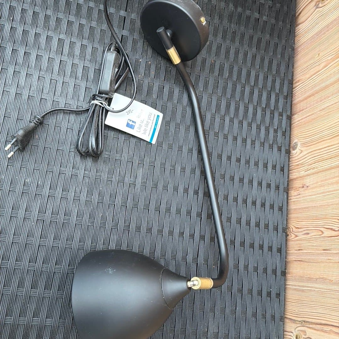 Vägglampa svart med LED-lampa