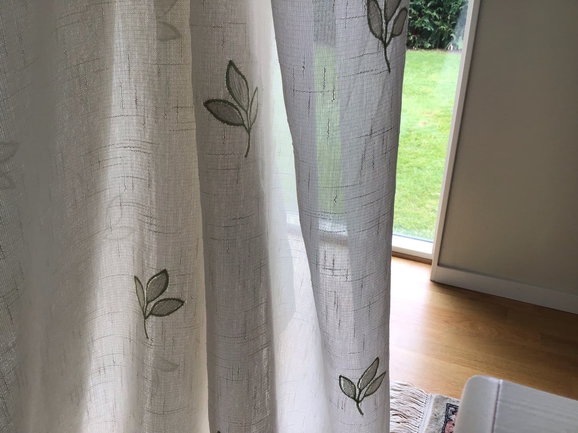 Riktigt fint Tyg med broderade blad, längd ca 10,5meter X bredd 1,5 meter.