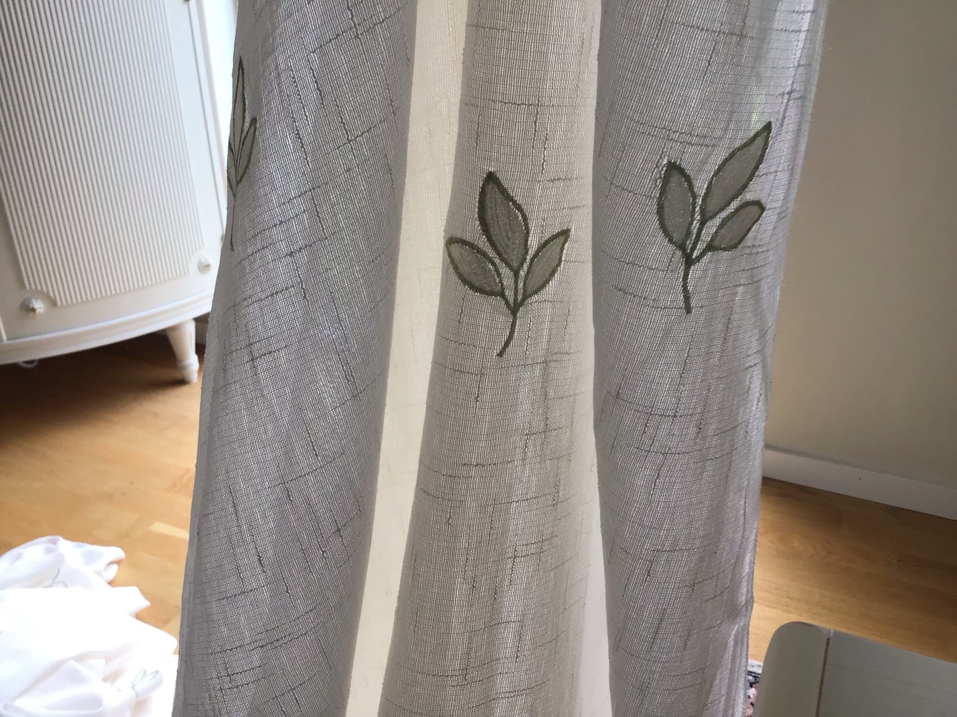 Riktigt fint Tyg med broderade blad, längd ca 10,5meter X bredd 1,5 meter.