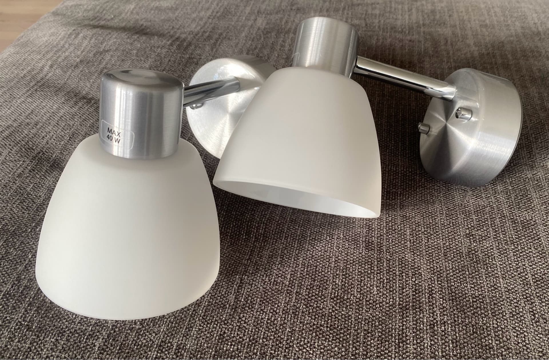 Vägglampor i borstad metall och frostat glas, 2-pack