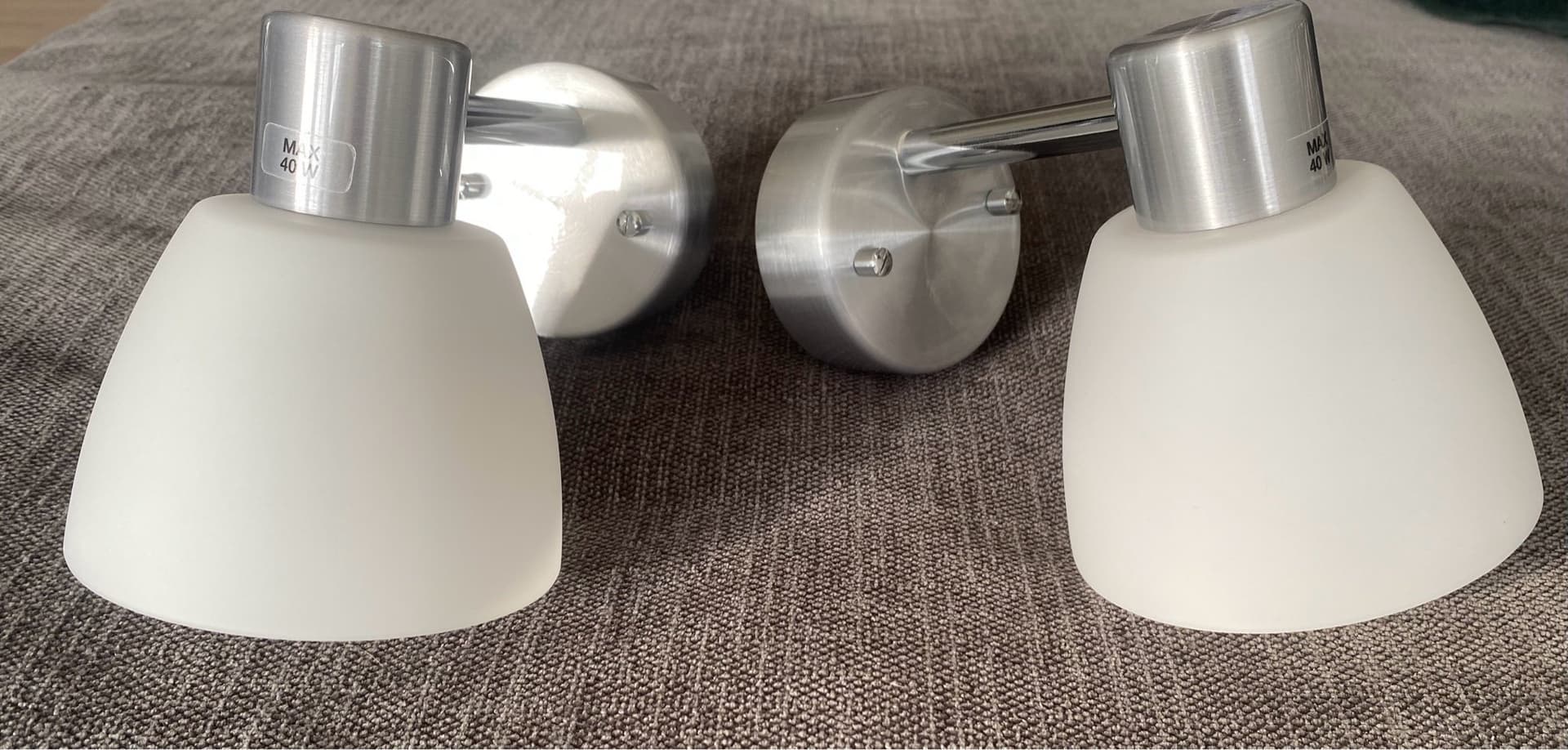 Vägglampor i borstad metall och frostat glas, 2-pack