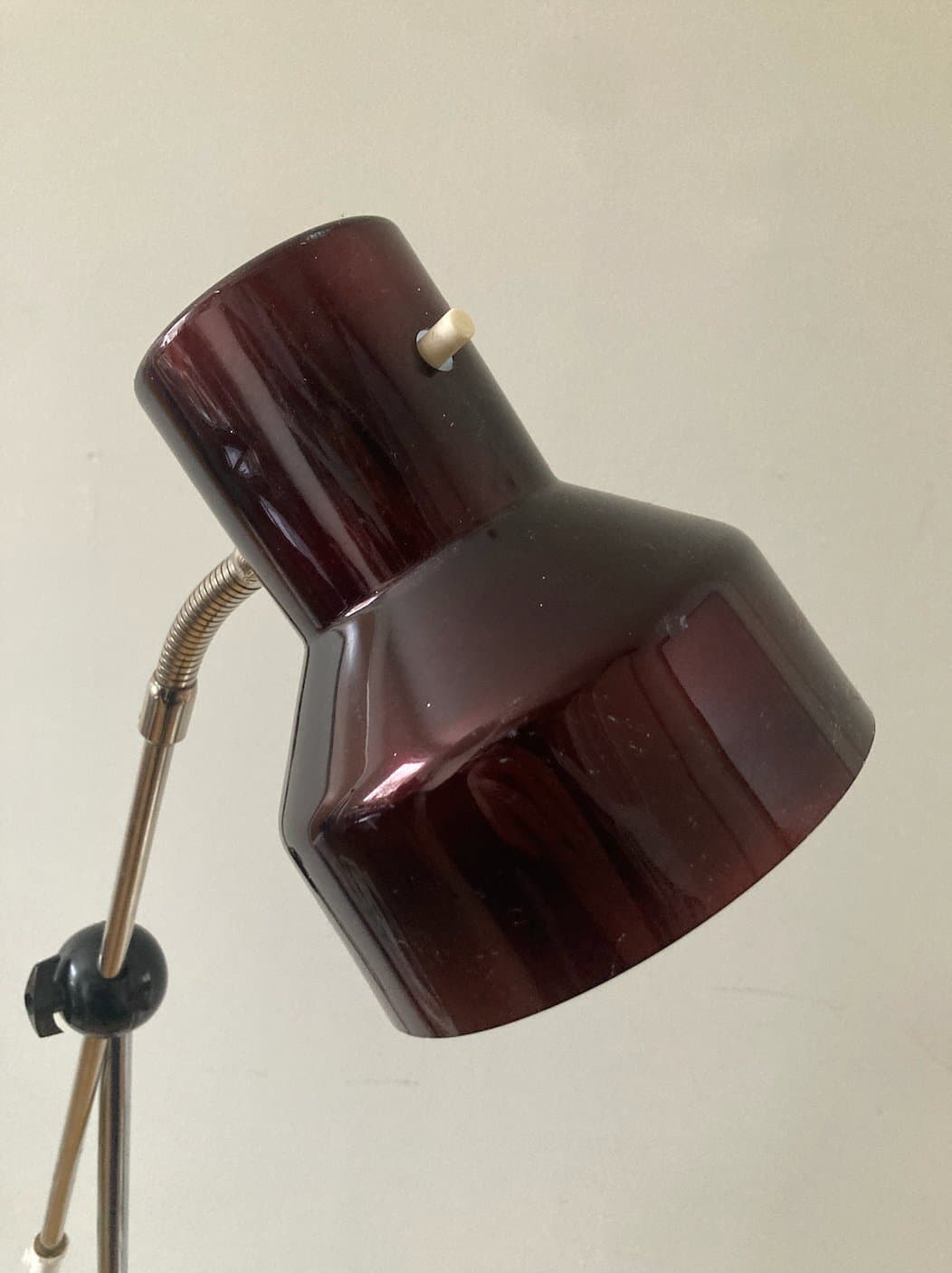 Golvlampa i metall och mörkröd färg