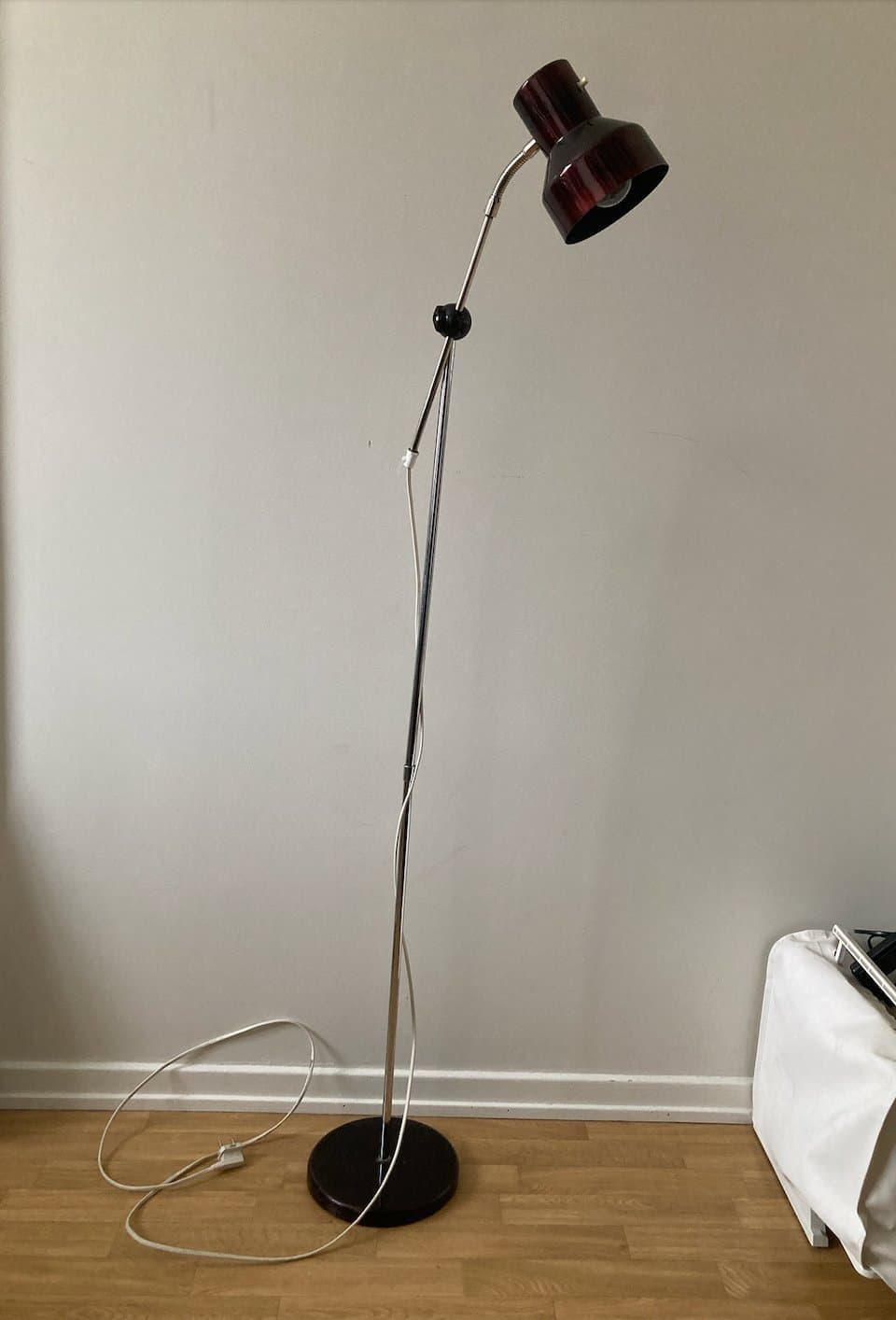 Golvlampa i metall och mörkröd färg