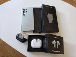 Samsung Galaxy S24 Ultra och Galaxy Buds3 Pro