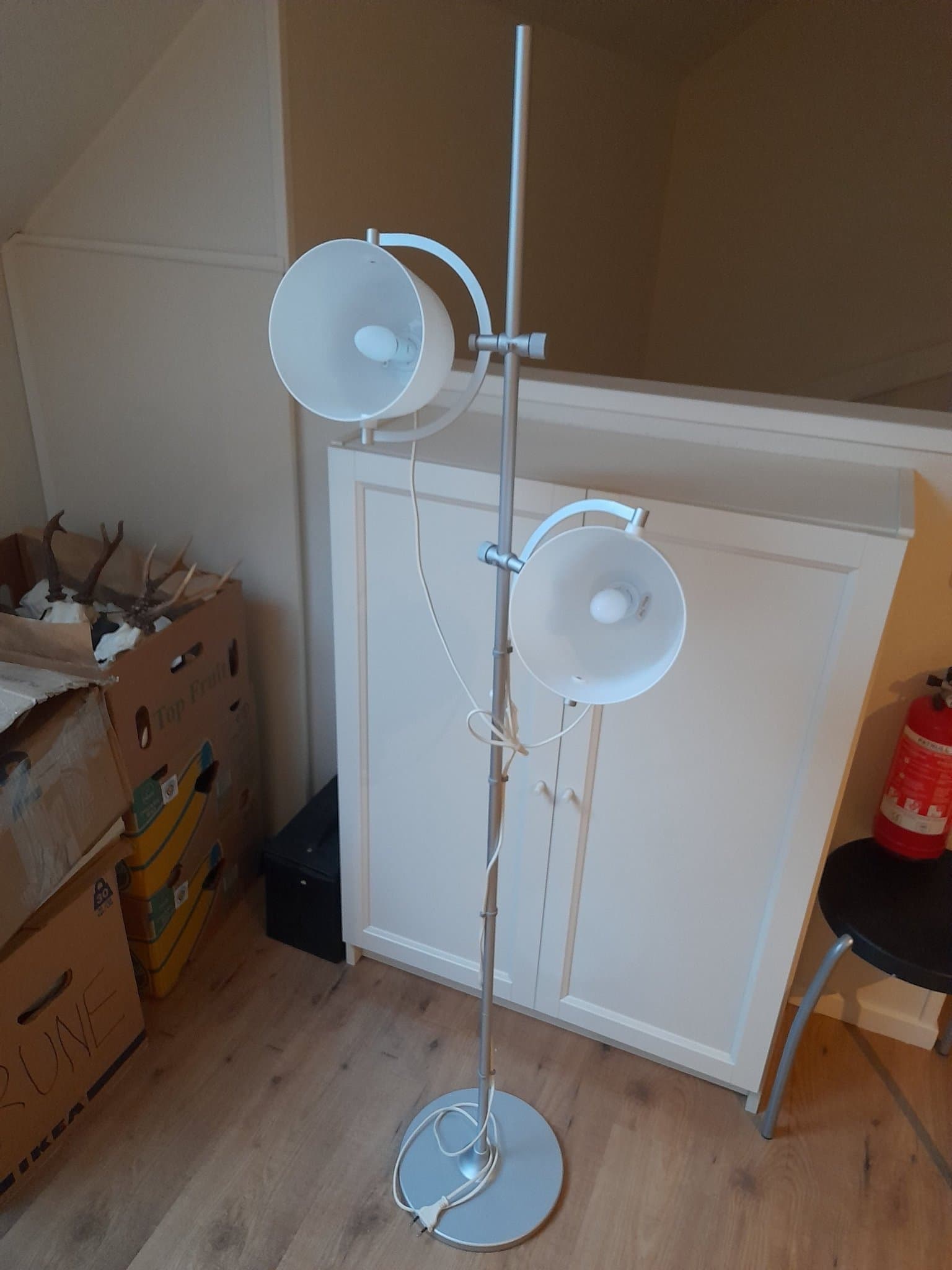Golvlampa med två justerbara lampor