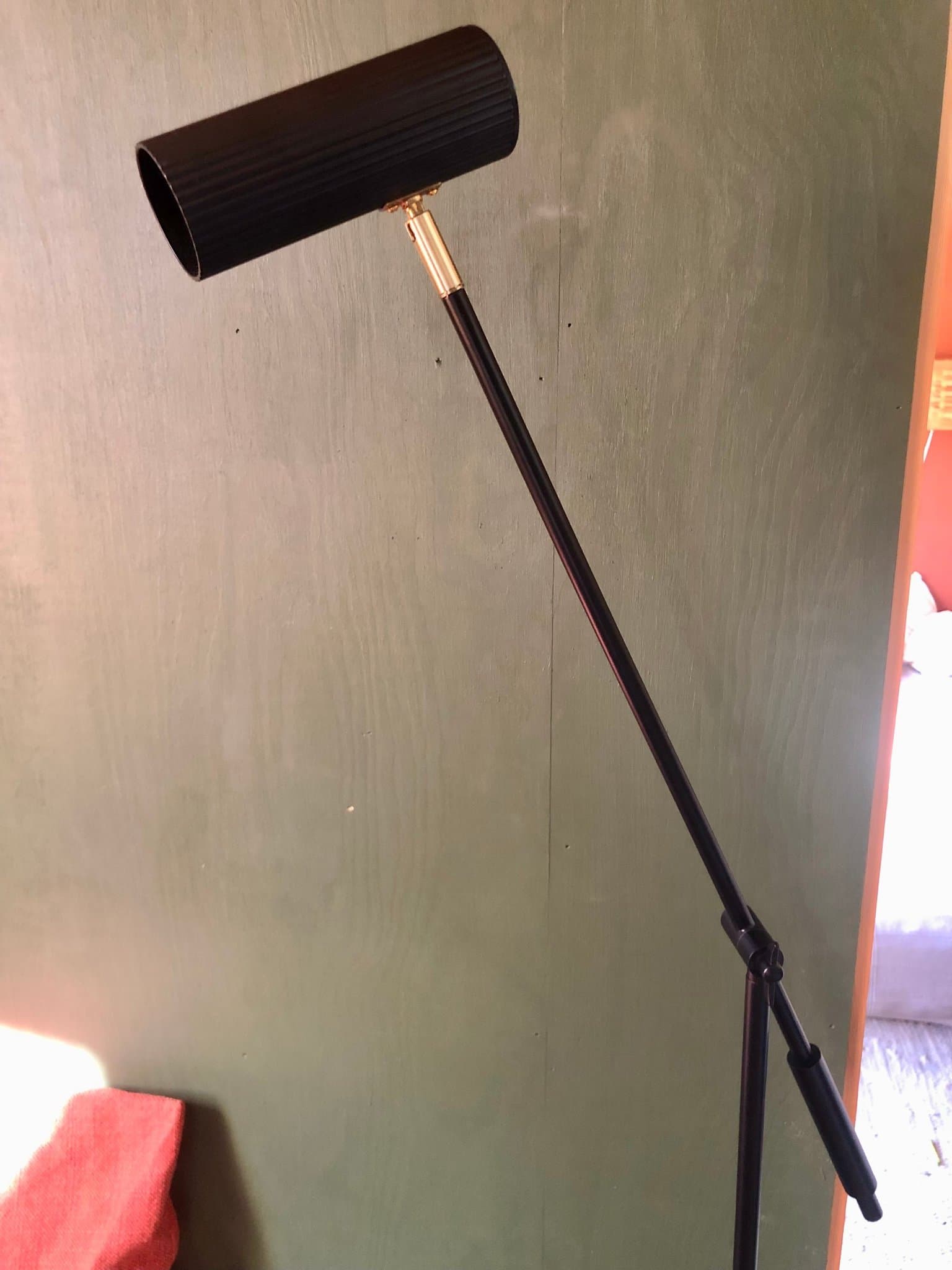 Golvlampa Globen Lighting Hubble Read Svart