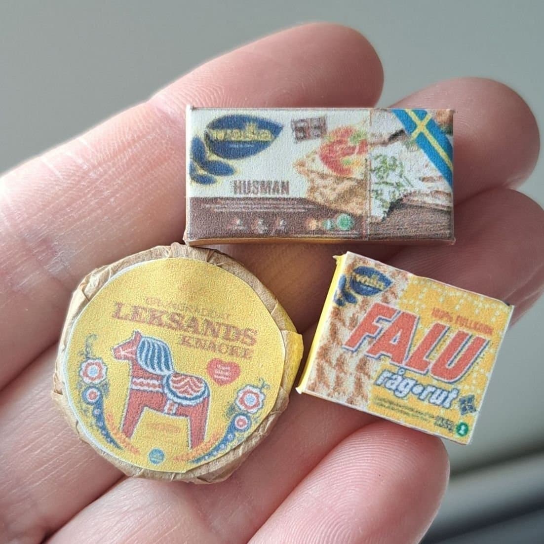 1:12 Miniatyrer av svenskt knäckebröd till dockskåp, 3 st