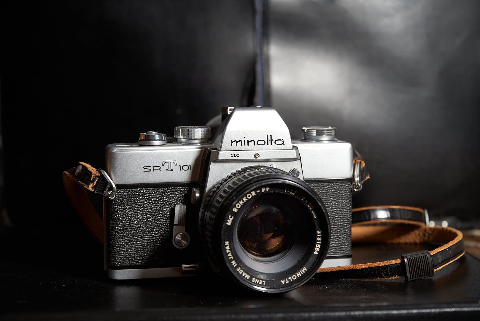 Minolta SRT-101 med ett Minolta MC Rokkor-PF 50mm f1.7-objektiv