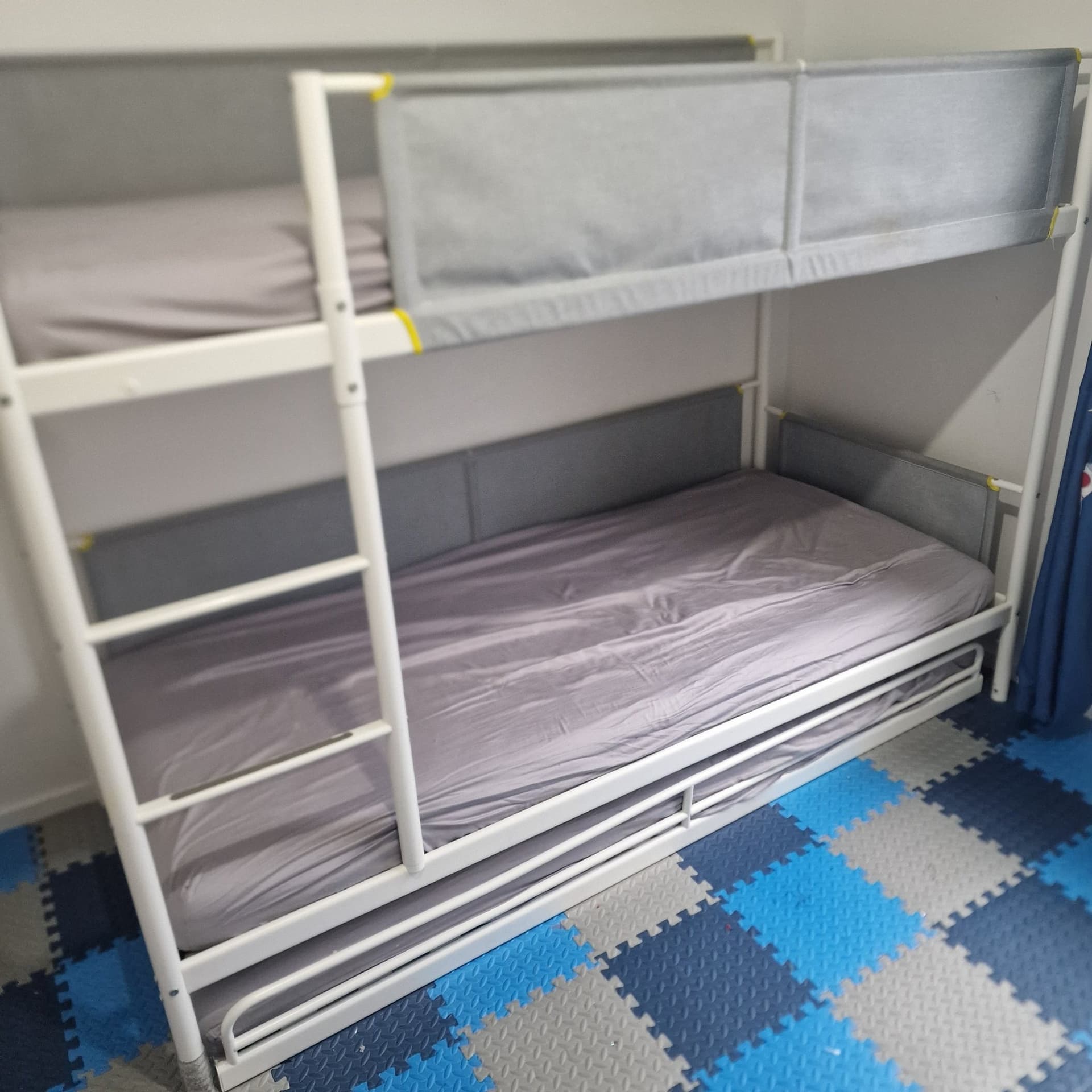 Ikea Vitval våningsäng med en undersäng med madrasser