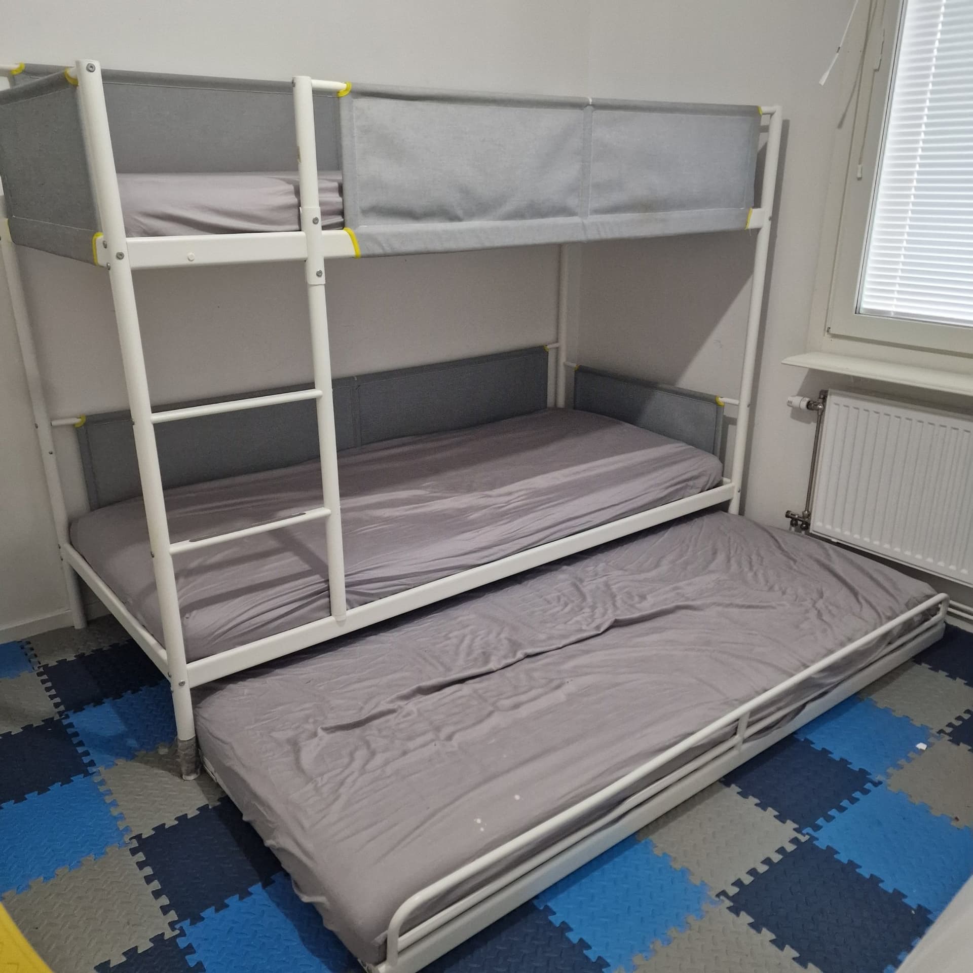 Ikea Vitval våningsäng med en undersäng med madrasser