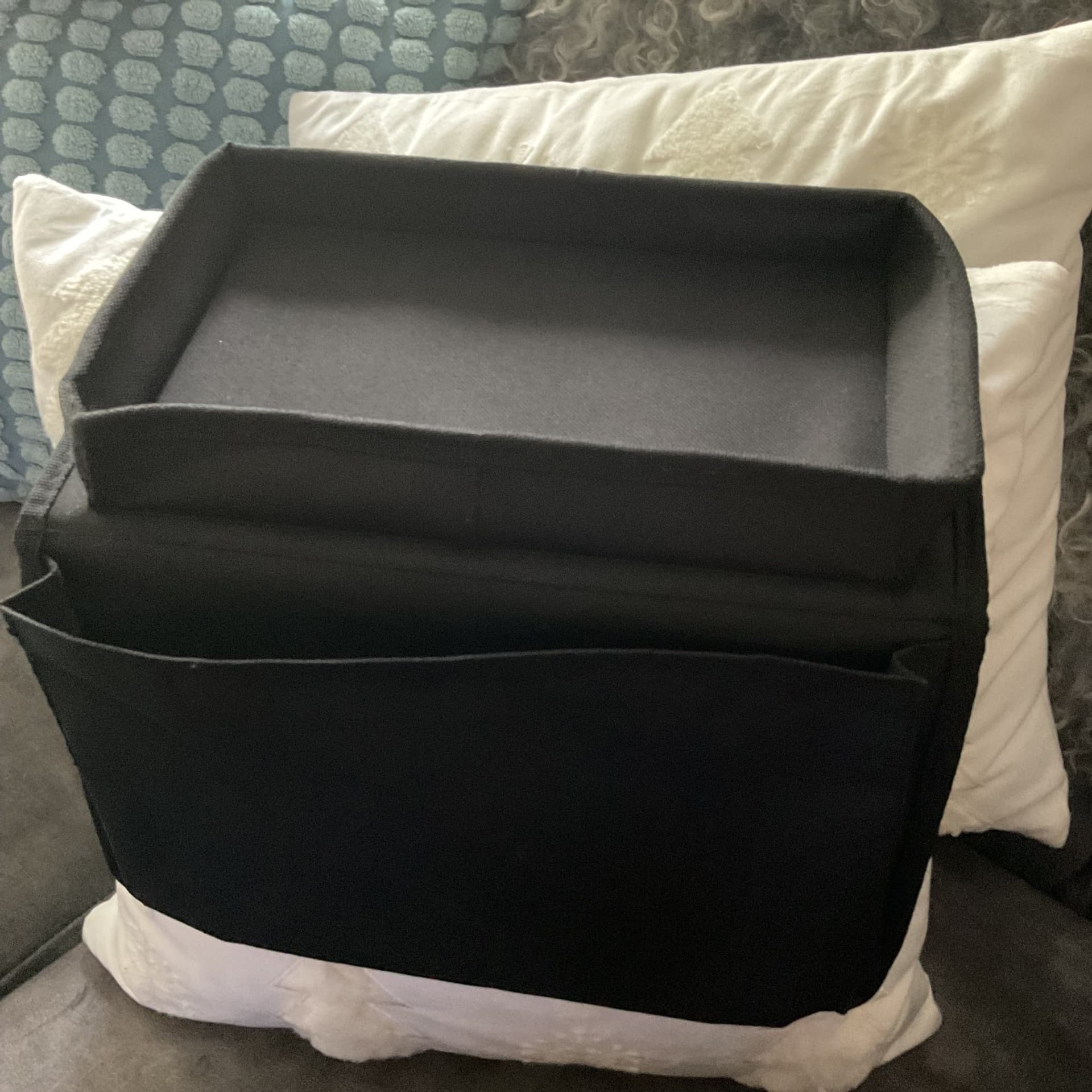 NYTT Förvaring svart, hänga på armstöd soffa el. fåtölj, mått på fack 18x31 cm.