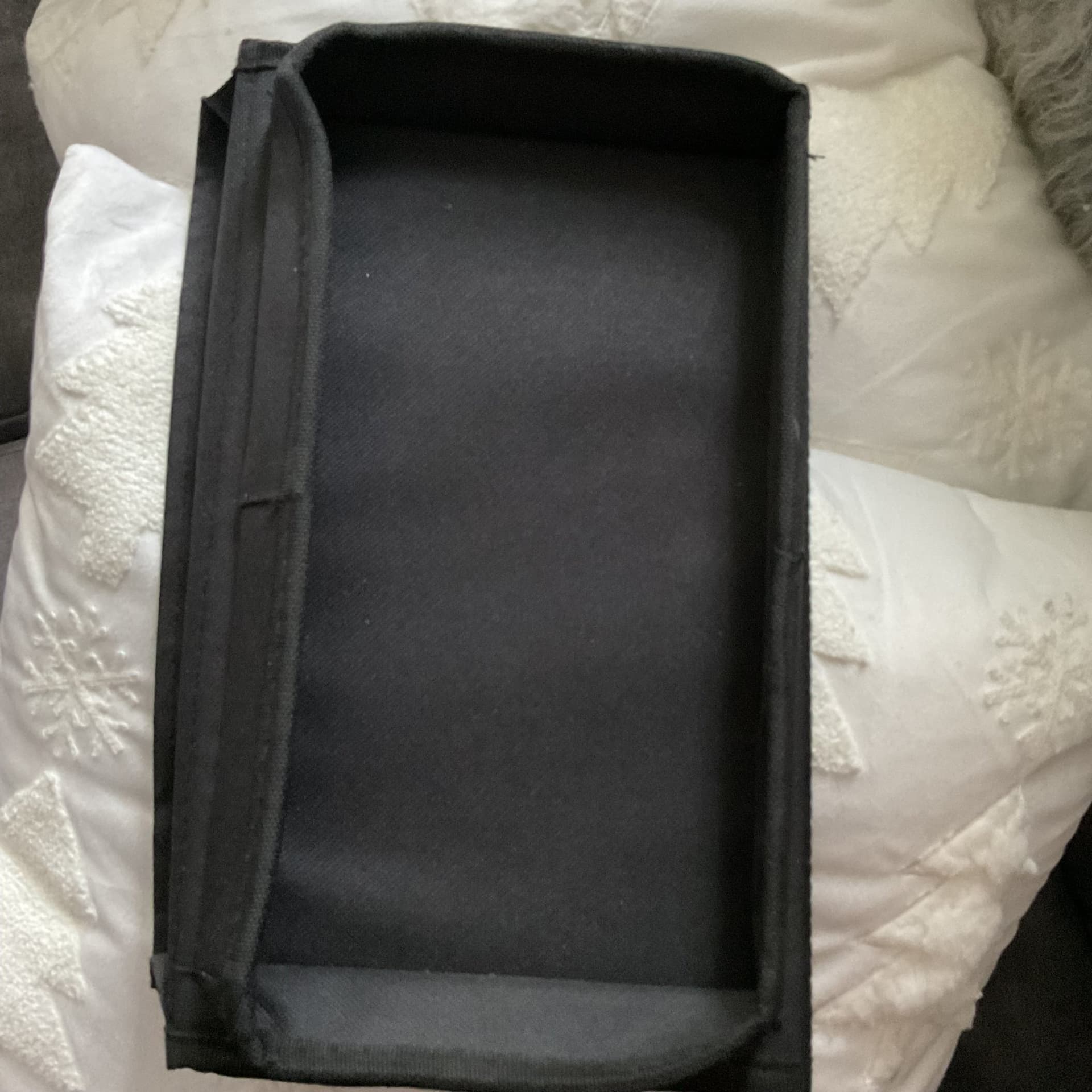 NYTT Förvaring svart, hänga på armstöd soffa el. fåtölj, mått på fack 18x31 cm.