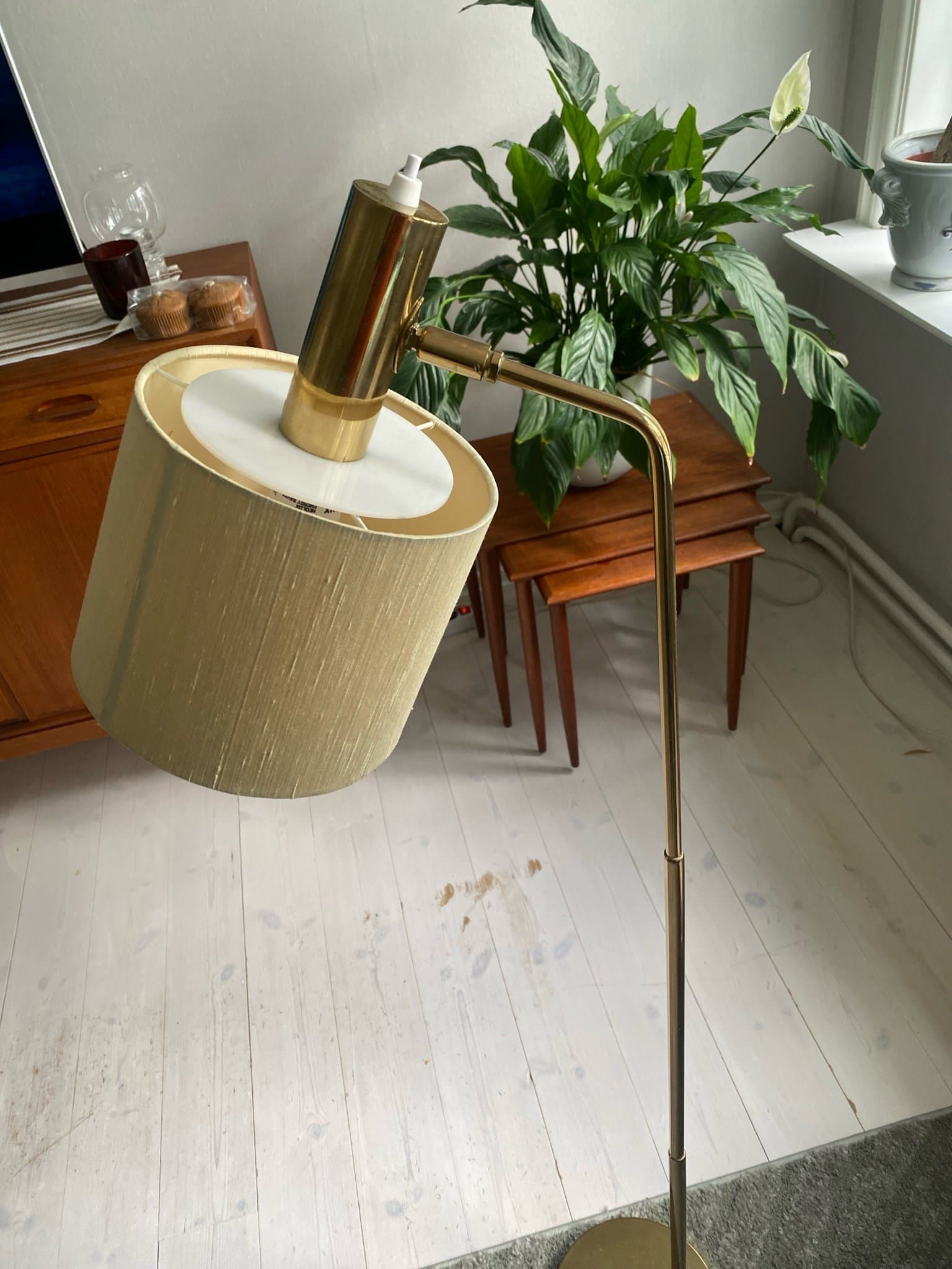 Golvlampa i mässing med justerbar skärm Bergboms G-03