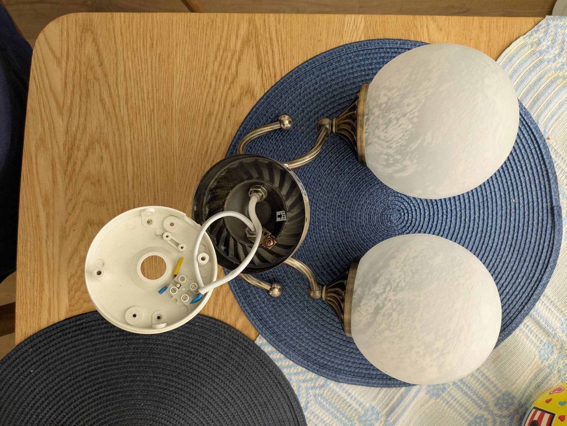 Vägglampa i mässing med två glaskupor