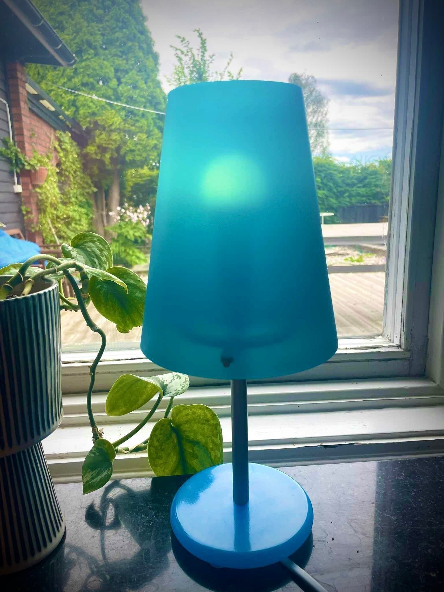 Vacker Tao design lampa Vandy blå/turkos energikick med glödlampa Fint skick